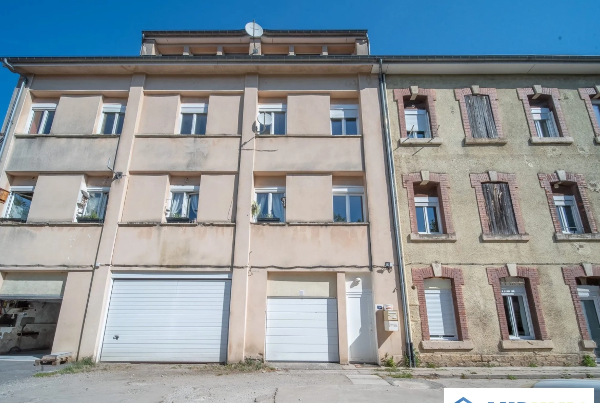 Appartement T4 de 95 m² avec garage à Saulnes - Résidence en bon état 
