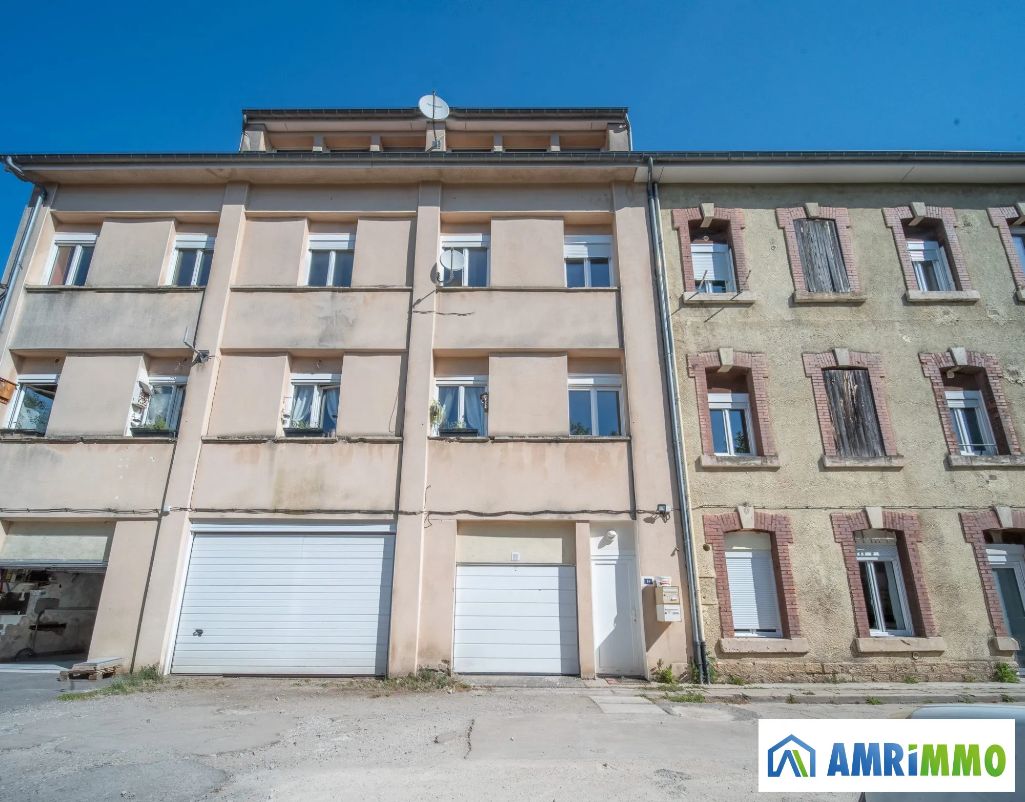 Appartement T4 de 95 m² avec garage à Saulnes - Résidence en bon état 
