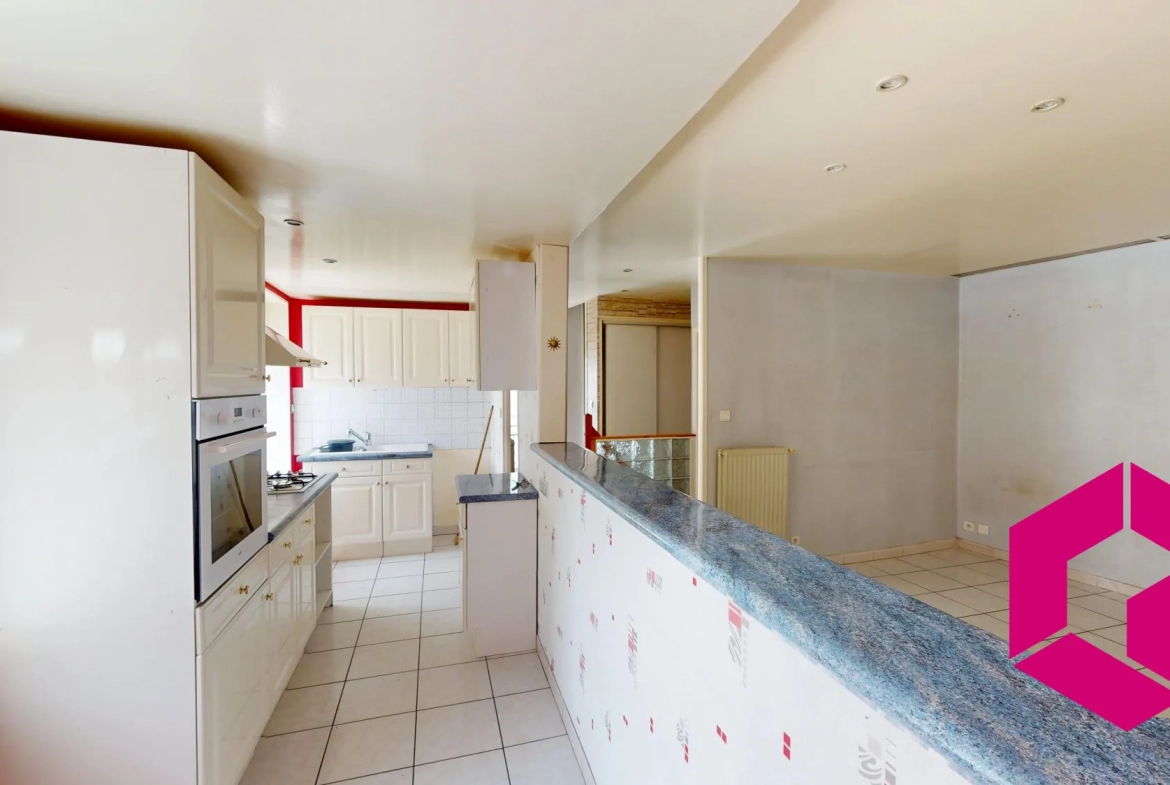 Maison à vendre à Unieux de 98 m² avec 3 chambres et balcon 