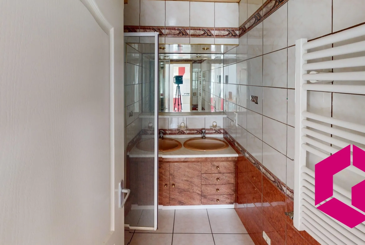 Maison à vendre à Unieux de 98 m² avec 3 chambres et balcon 
