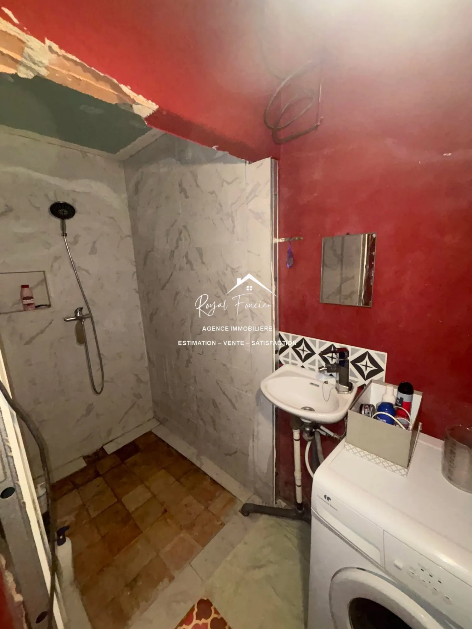 Salle d'eau de la maison Ensemble immobilier à rénover avec maison ancienne et immeuble à Preuilly-sur-Claise 