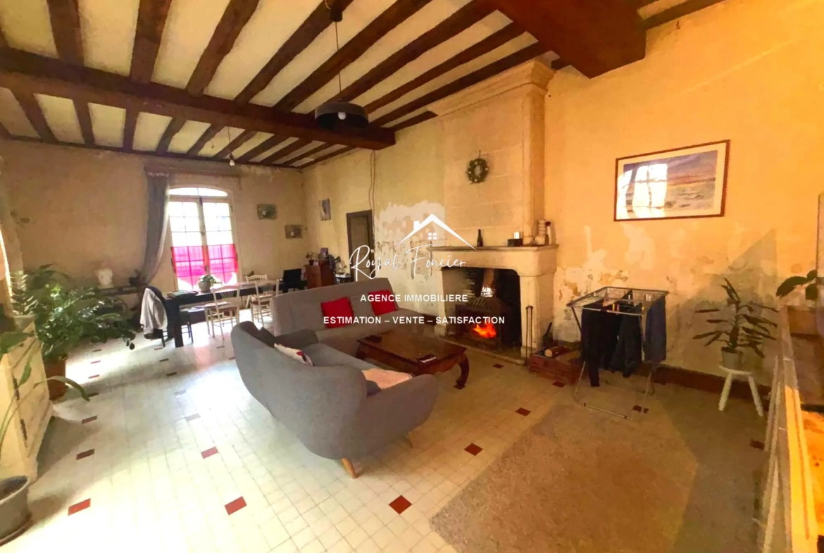 Ensemble immobilier à rénover avec maison ancienne et immeuble à Preuilly-sur-Claise 