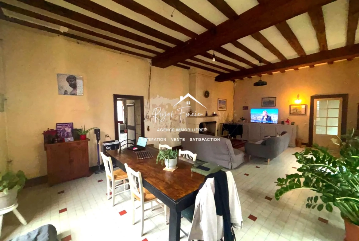 Ensemble immobilier à rénover avec maison ancienne et immeuble à Preuilly-sur-Claise 
