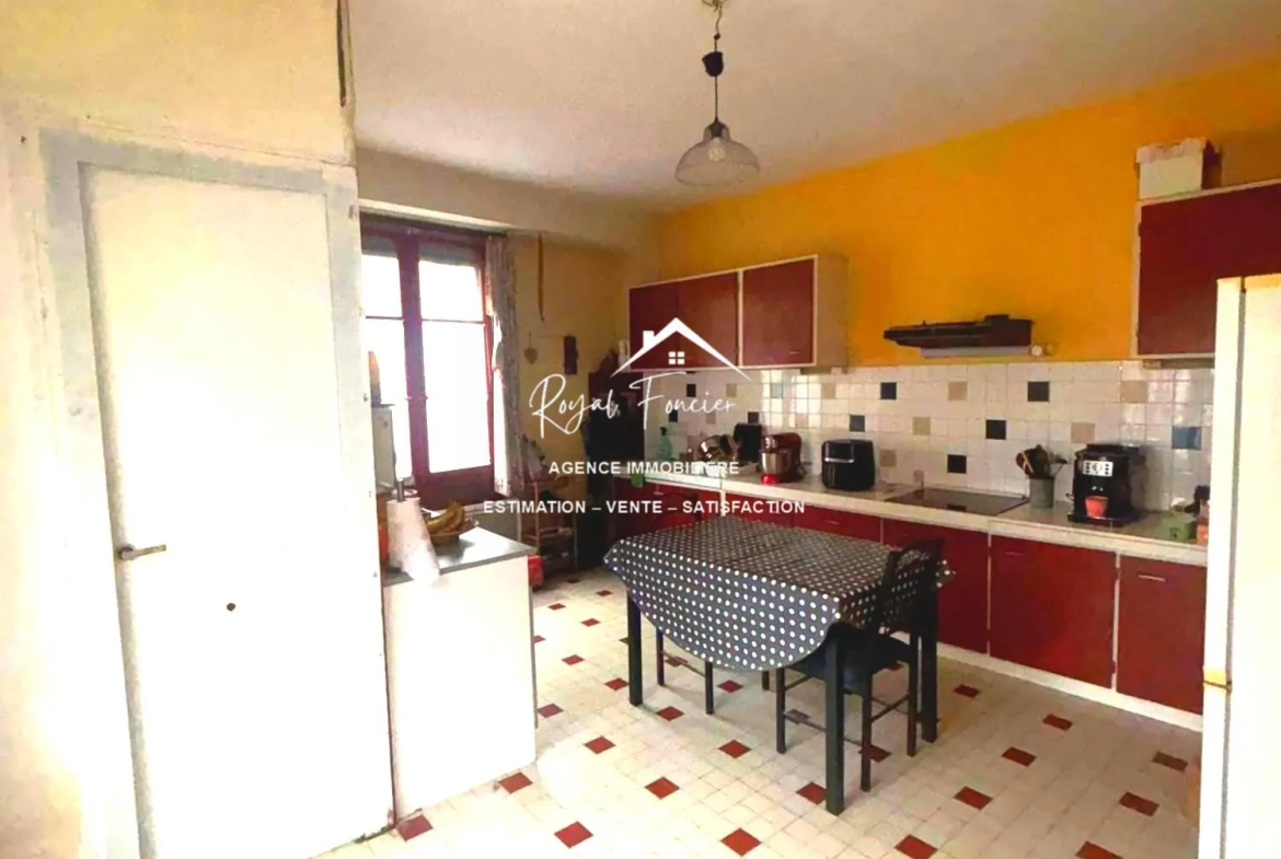 Cuisine de la maison Ensemble immobilier à rénover avec maison ancienne et immeuble à Preuilly-sur-Claise 