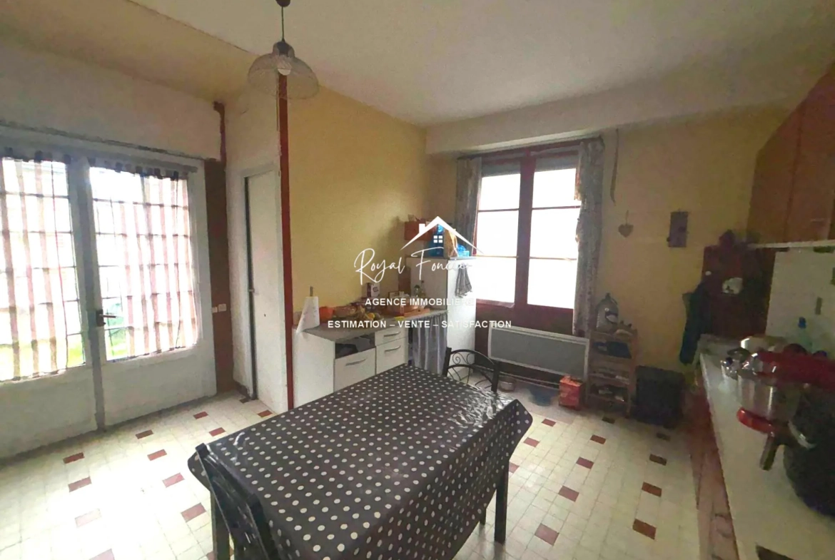 Ensemble immobilier à rénover avec maison ancienne et immeuble à Preuilly-sur-Claise 