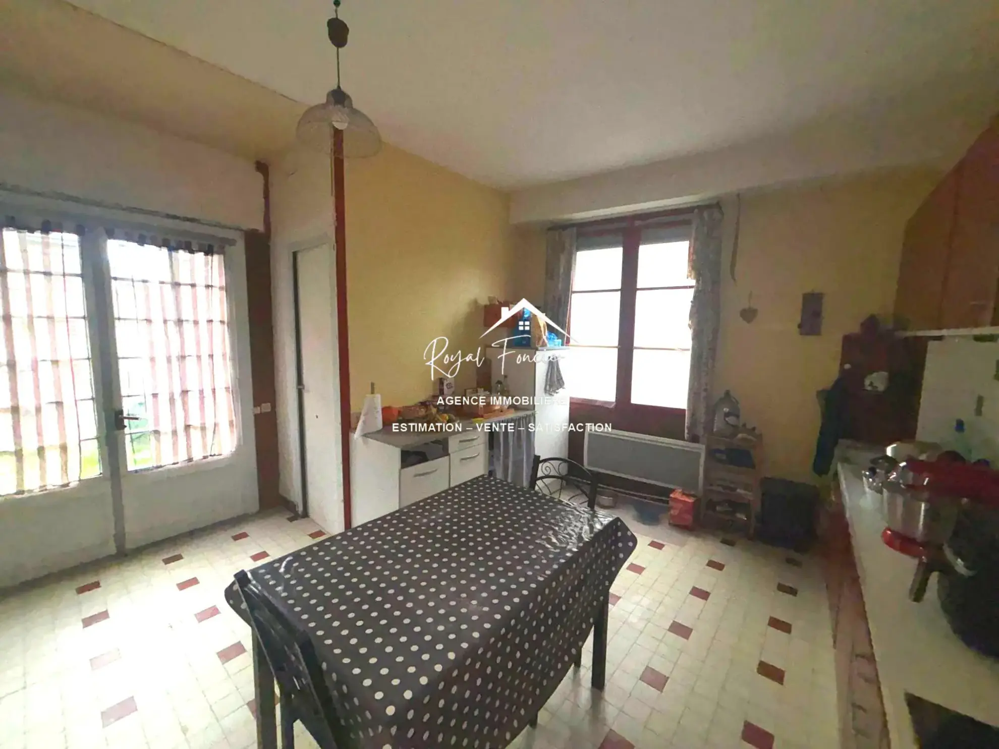 Ensemble immobilier à rénover avec maison ancienne et immeuble à Preuilly-sur-Claise 