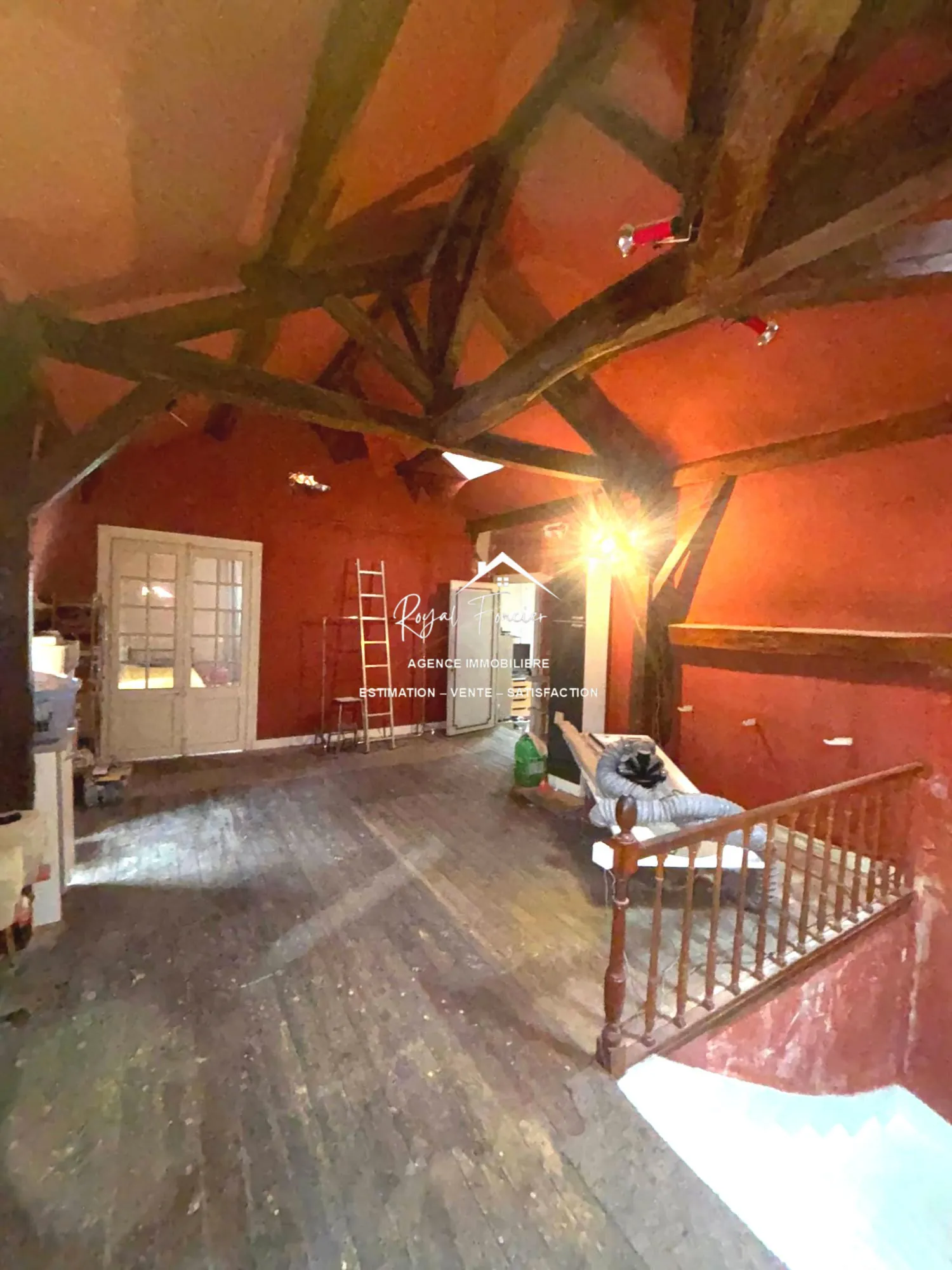 Palier de la maison Ensemble immobilier à rénover avec maison ancienne et immeuble à Preuilly-sur-Claise 