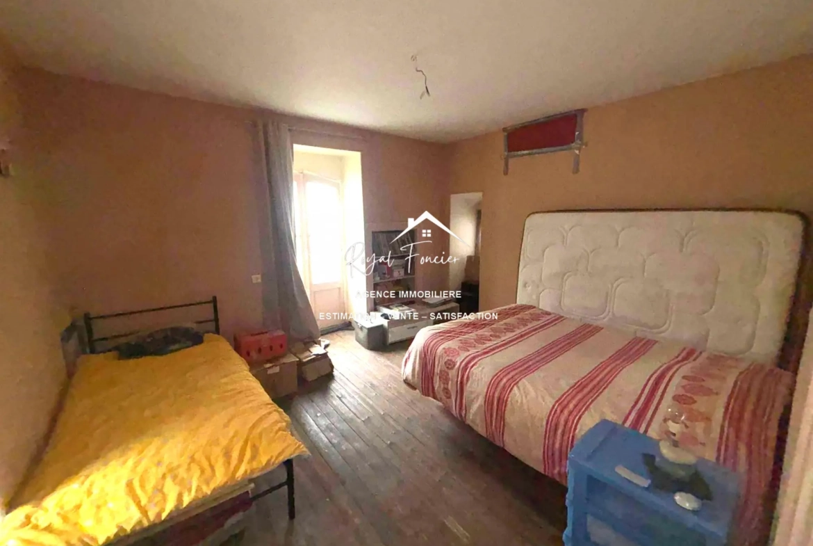 Chambre de la maison Ensemble immobilier à rénover avec maison ancienne et immeuble à Preuilly-sur-Claise 