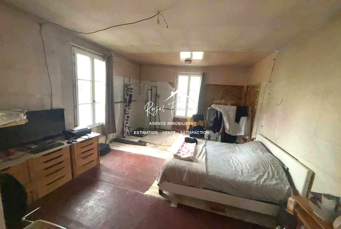 Chambre de la maison Ensemble immobilier à rénover avec maison ancienne et immeuble à Preuilly-sur-Claise 