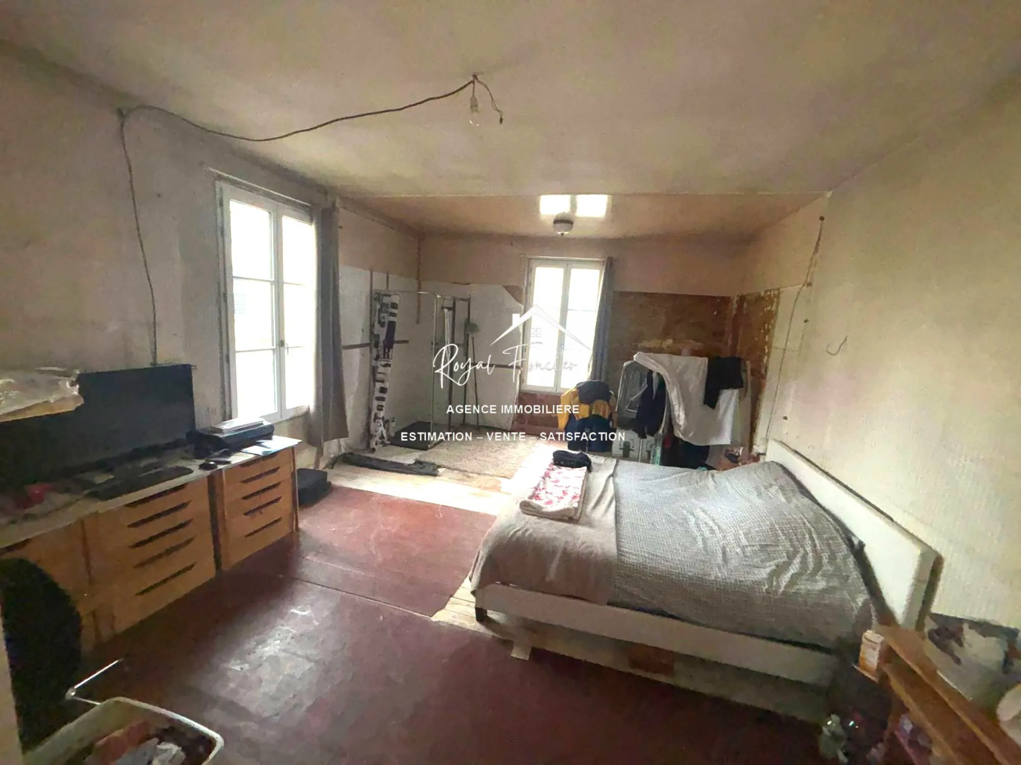 Chambre de la maison Ensemble immobilier à rénover avec maison ancienne et immeuble à Preuilly-sur-Claise 