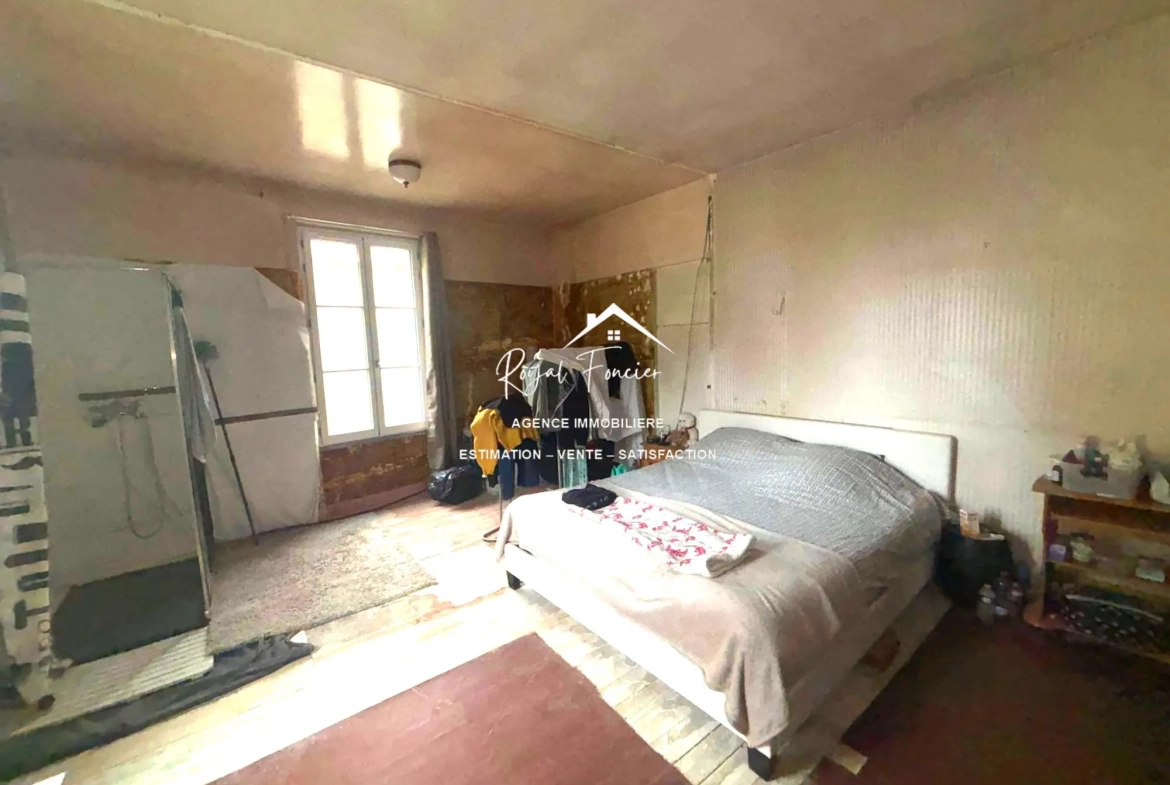 Ensemble immobilier à rénover avec maison ancienne et immeuble à Preuilly-sur-Claise 