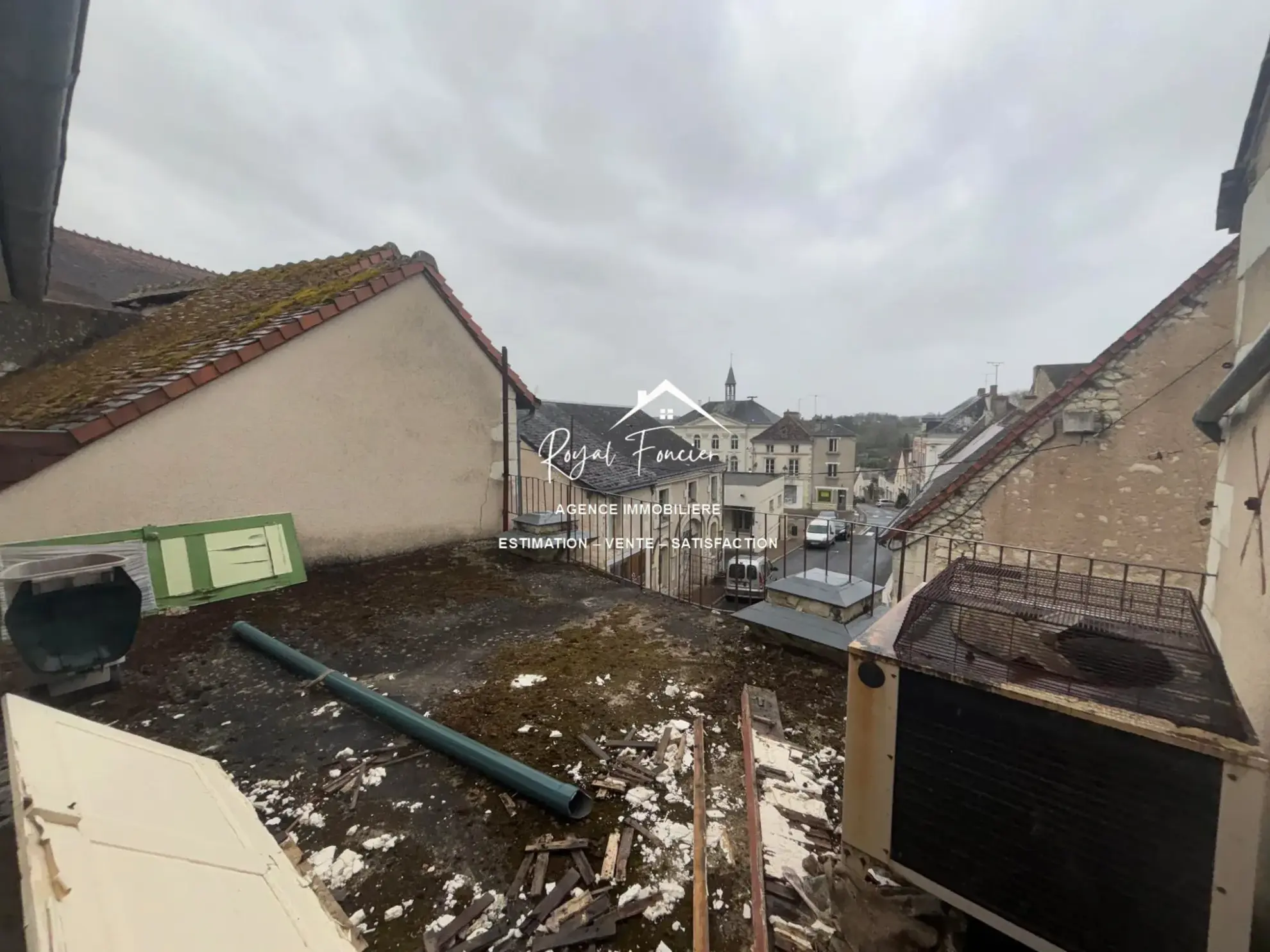 Terrasse du RDC Ensemble immobilier à rénover avec maison ancienne et immeuble à Preuilly-sur-Claise 