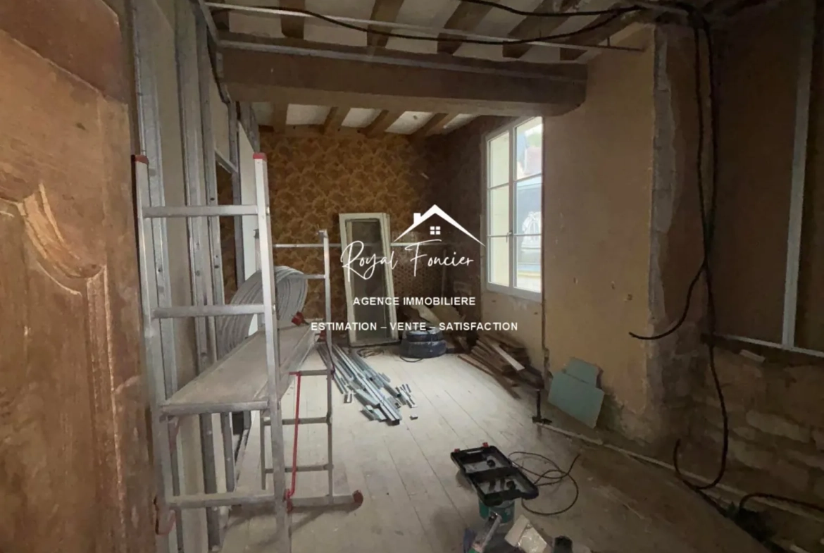 Chambre de l'appartement  Ensemble immobilier à rénover avec maison ancienne et immeuble à Preuilly-sur-Claise 