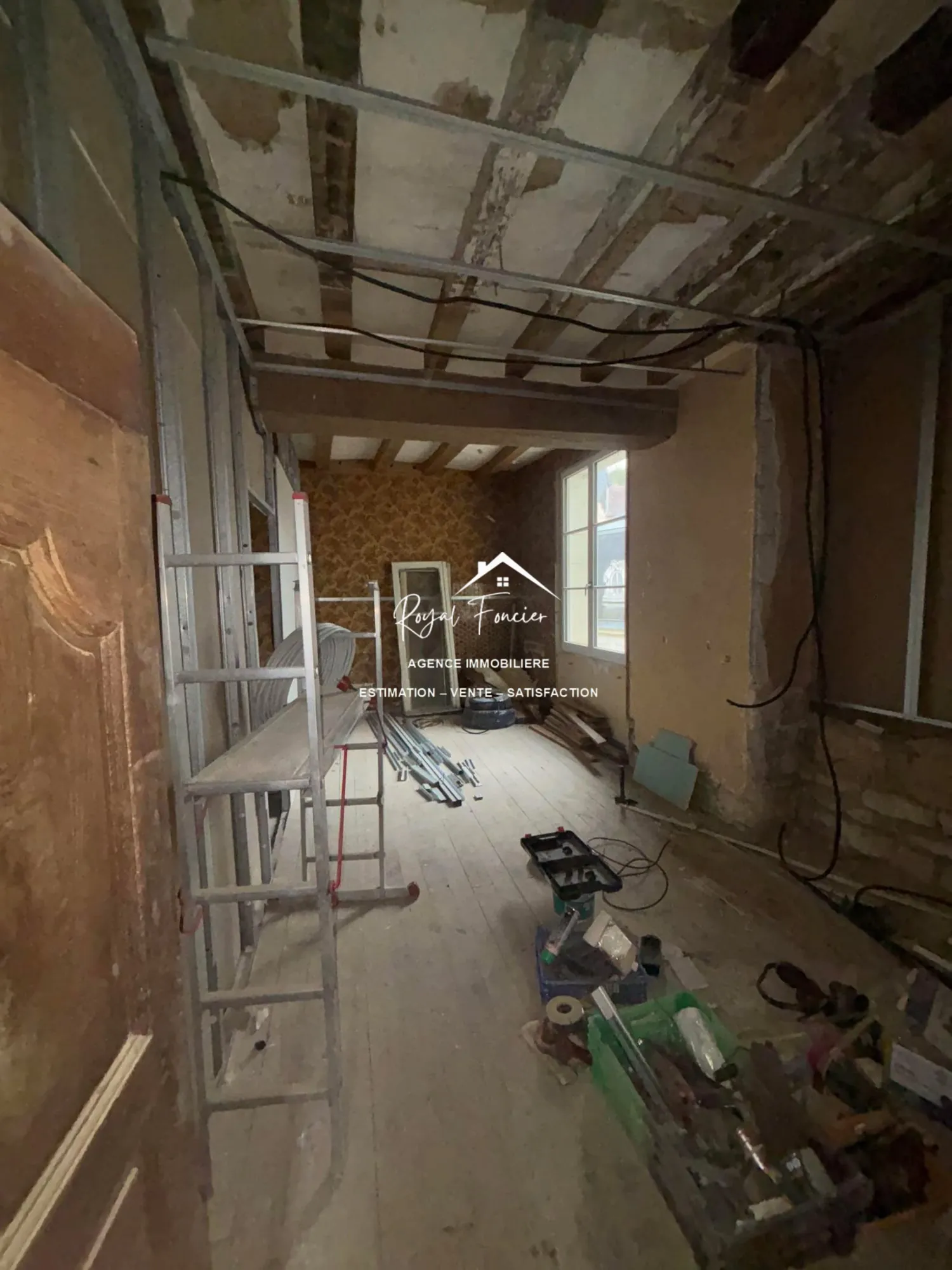 Chambre de l'appartement  Ensemble immobilier à rénover avec maison ancienne et immeuble à Preuilly-sur-Claise 