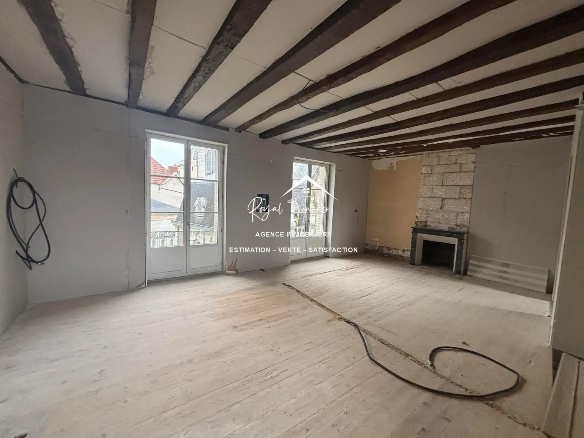 Séjour de l'appartement Ensemble immobilier à rénover avec maison ancienne et immeuble à Preuilly-sur-Claise 