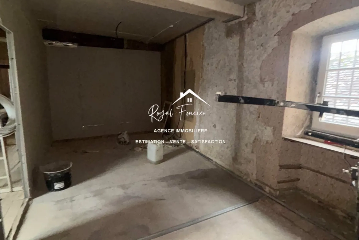 Chambre de l'appartement  Ensemble immobilier à rénover avec maison ancienne et immeuble à Preuilly-sur-Claise 