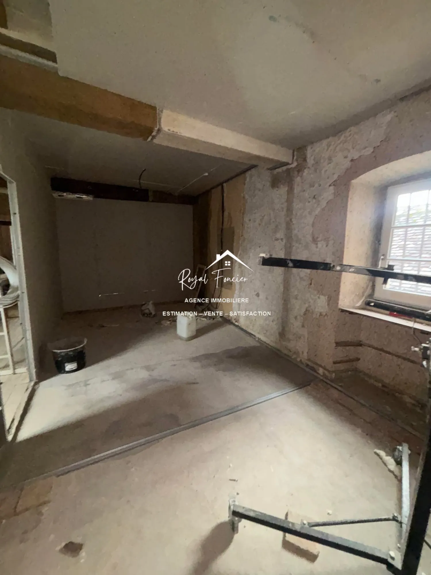 Chambre de l'appartement  Ensemble immobilier à rénover avec maison ancienne et immeuble à Preuilly-sur-Claise 