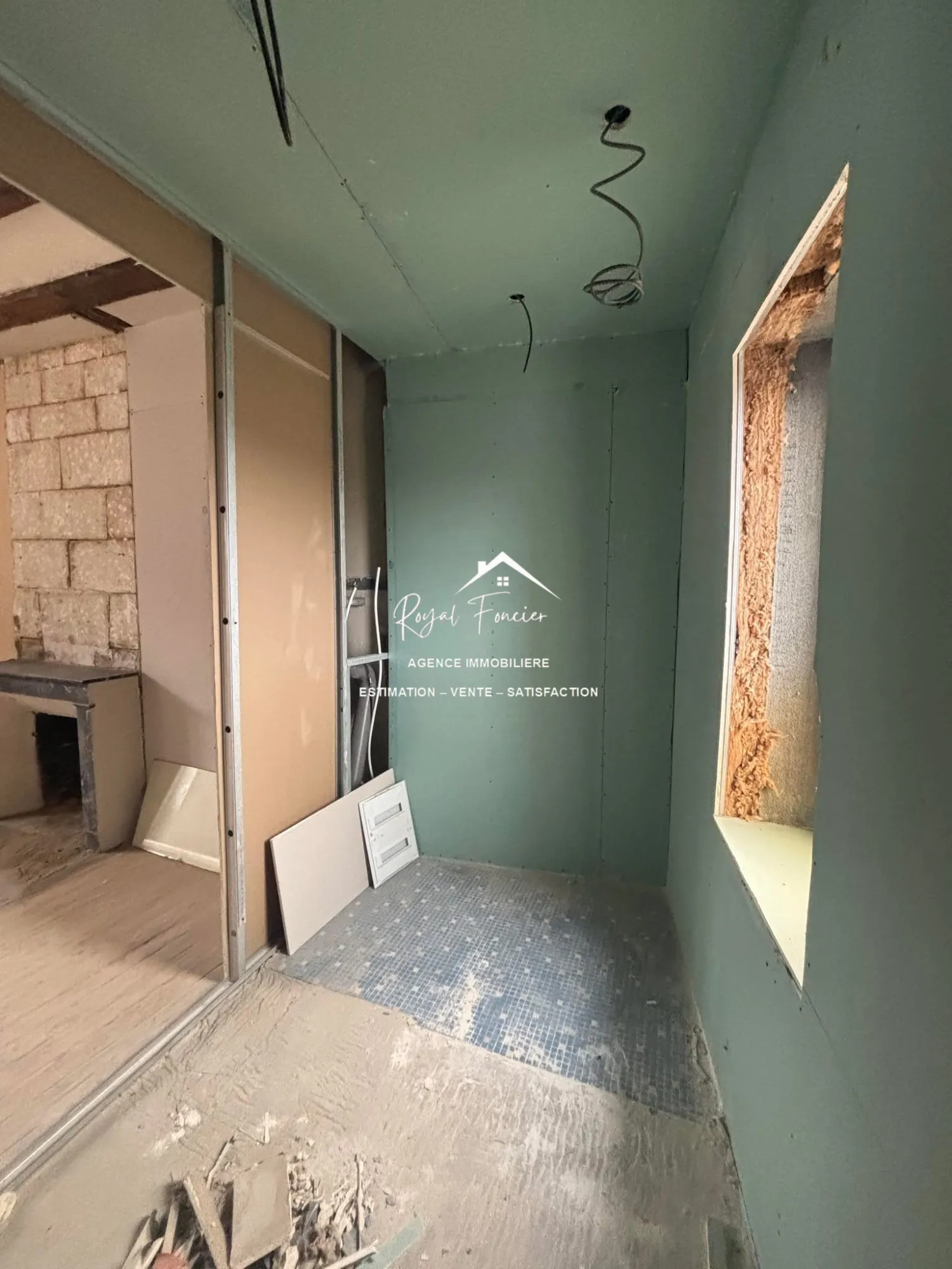 Salle d'eau de l'appartement  Ensemble immobilier à rénover avec maison ancienne et immeuble à Preuilly-sur-Claise 