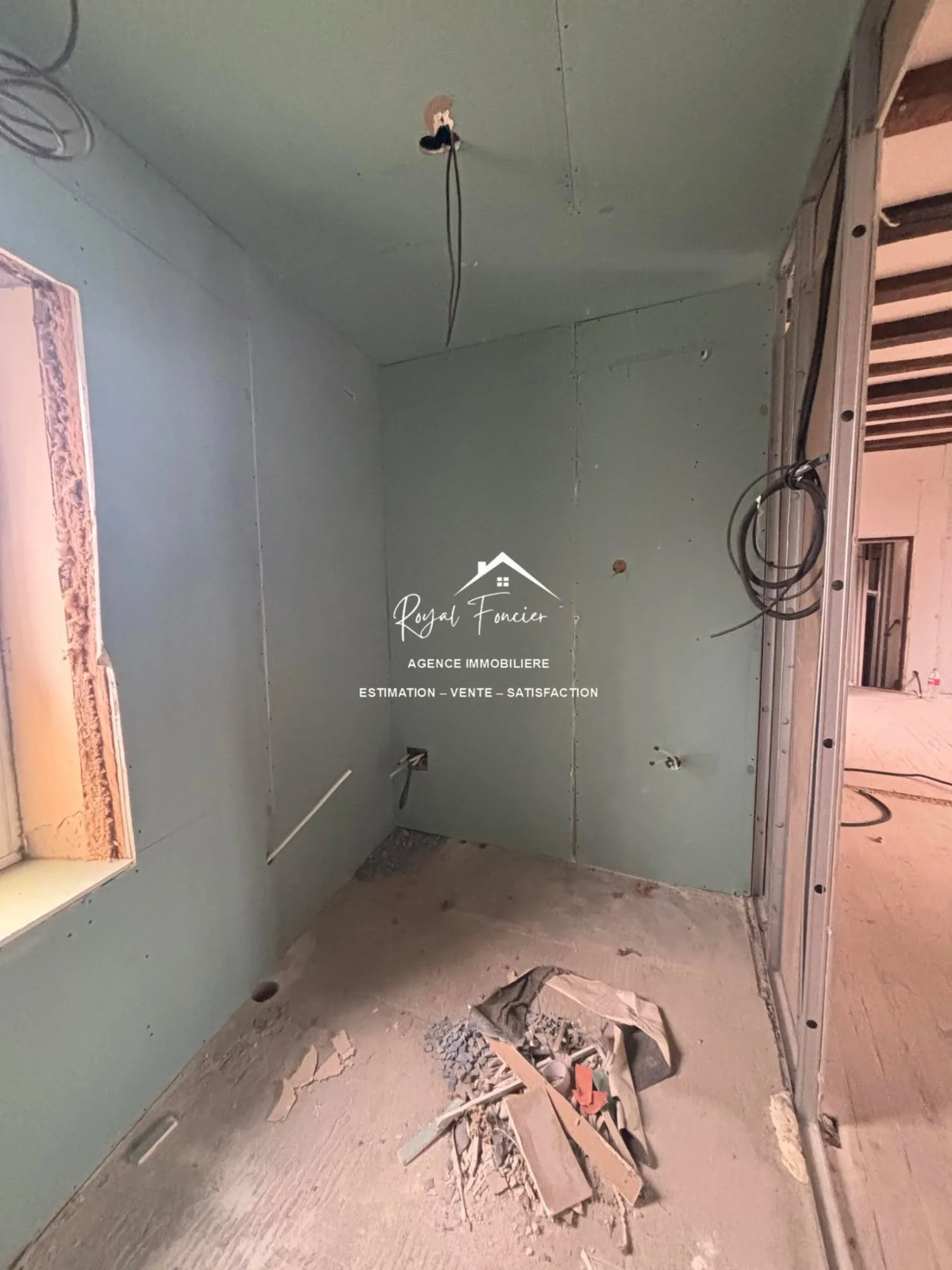 Ensemble immobilier à rénover avec maison ancienne et immeuble à Preuilly-sur-Claise 