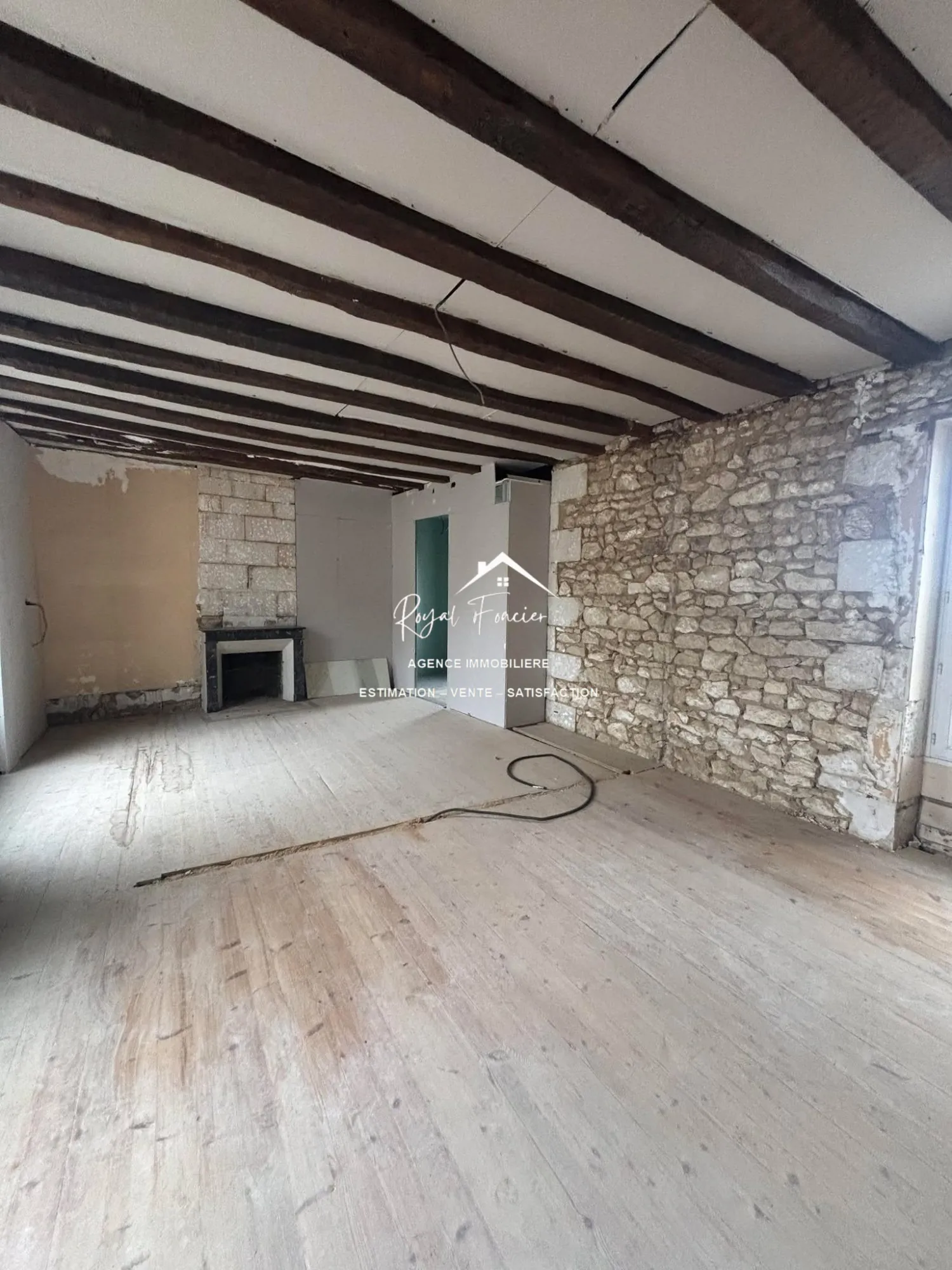 Ensemble immobilier à rénover avec maison ancienne et immeuble à Preuilly-sur-Claise 