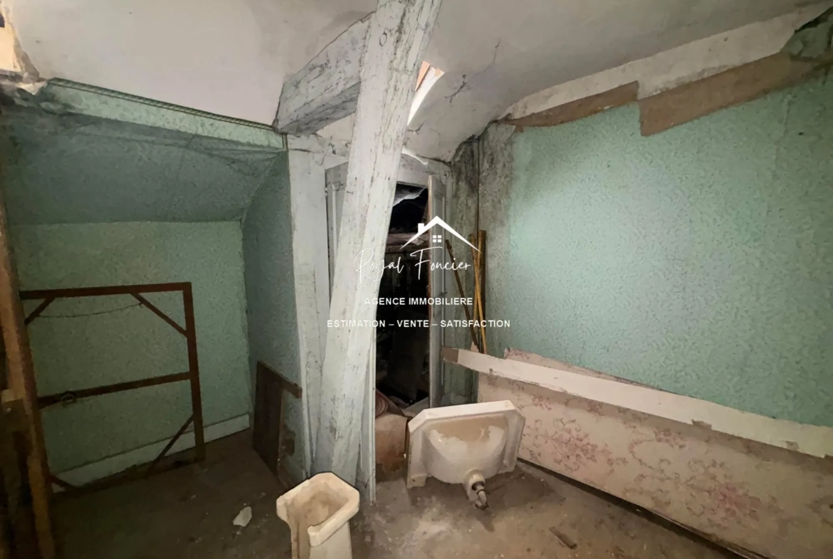 2ème étage de l'immeuble Ensemble immobilier à rénover avec maison ancienne et immeuble à Preuilly-sur-Claise 