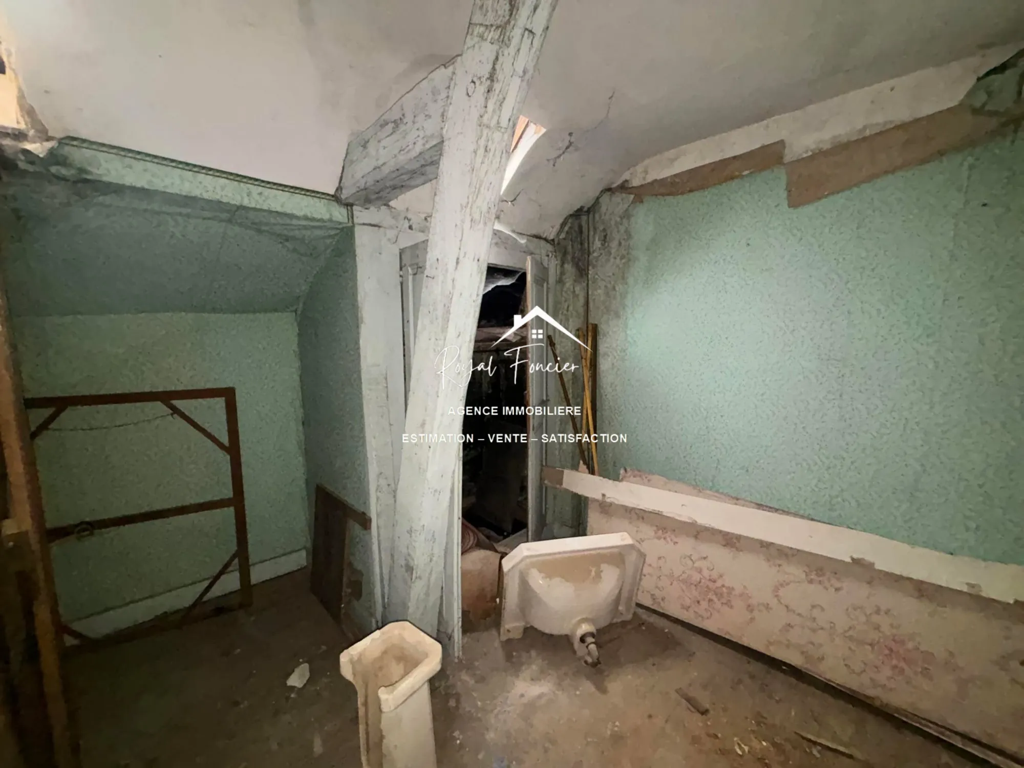 2ème étage de l'immeuble Ensemble immobilier à rénover avec maison ancienne et immeuble à Preuilly-sur-Claise 