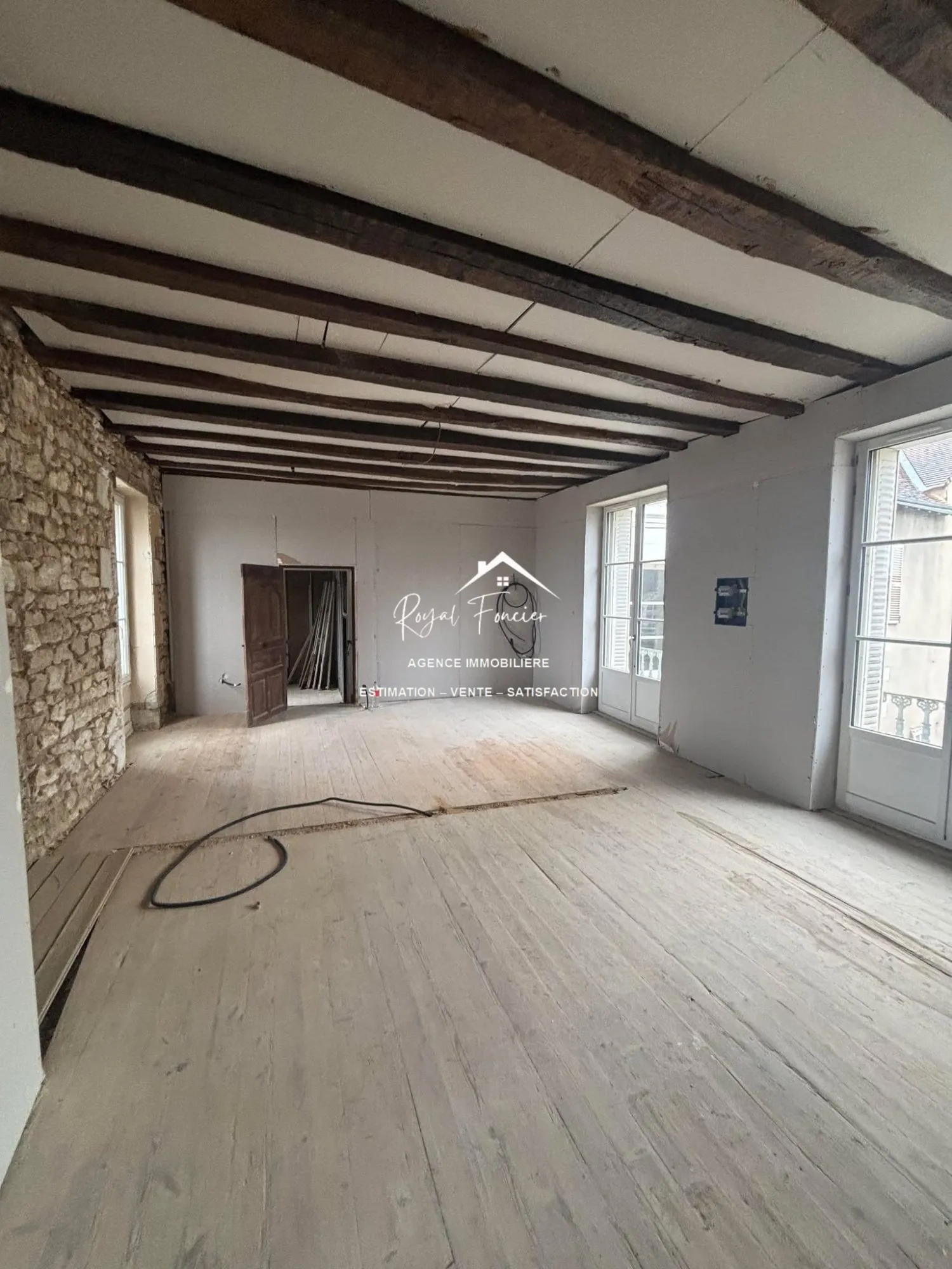 Ensemble immobilier à rénover avec maison ancienne et immeuble à Preuilly-sur-Claise 