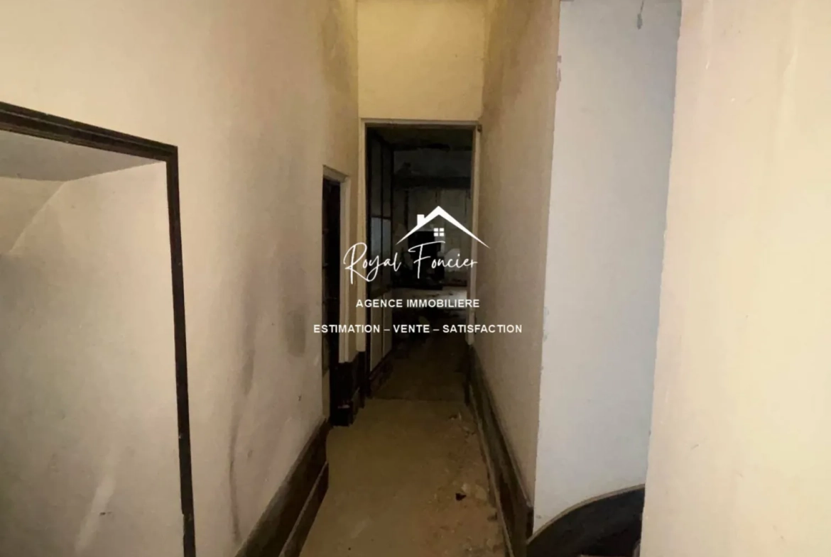 Couloir du RDC Ensemble immobilier à rénover avec maison ancienne et immeuble à Preuilly-sur-Claise 