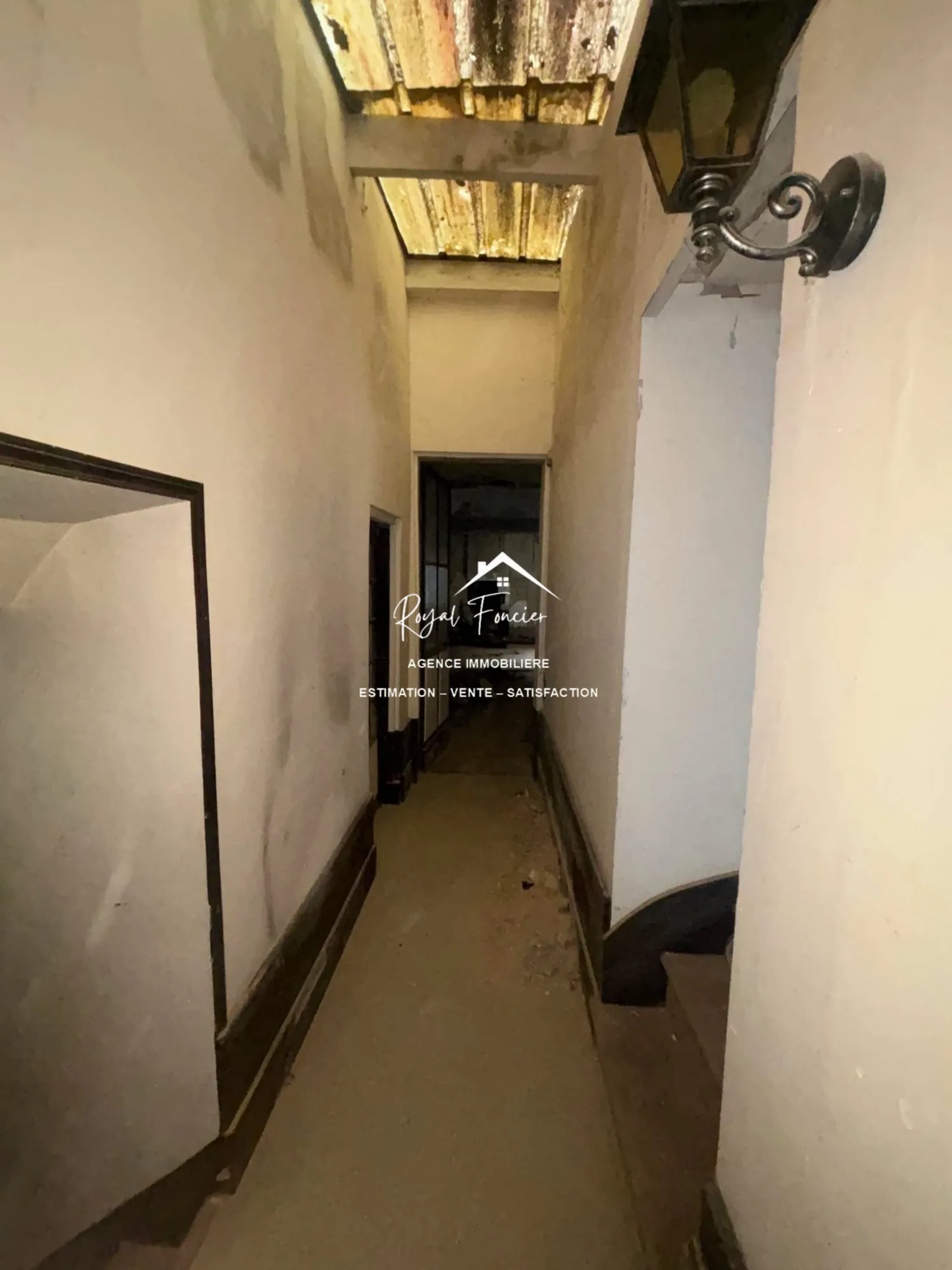 Couloir du RDC Ensemble immobilier à rénover avec maison ancienne et immeuble à Preuilly-sur-Claise 