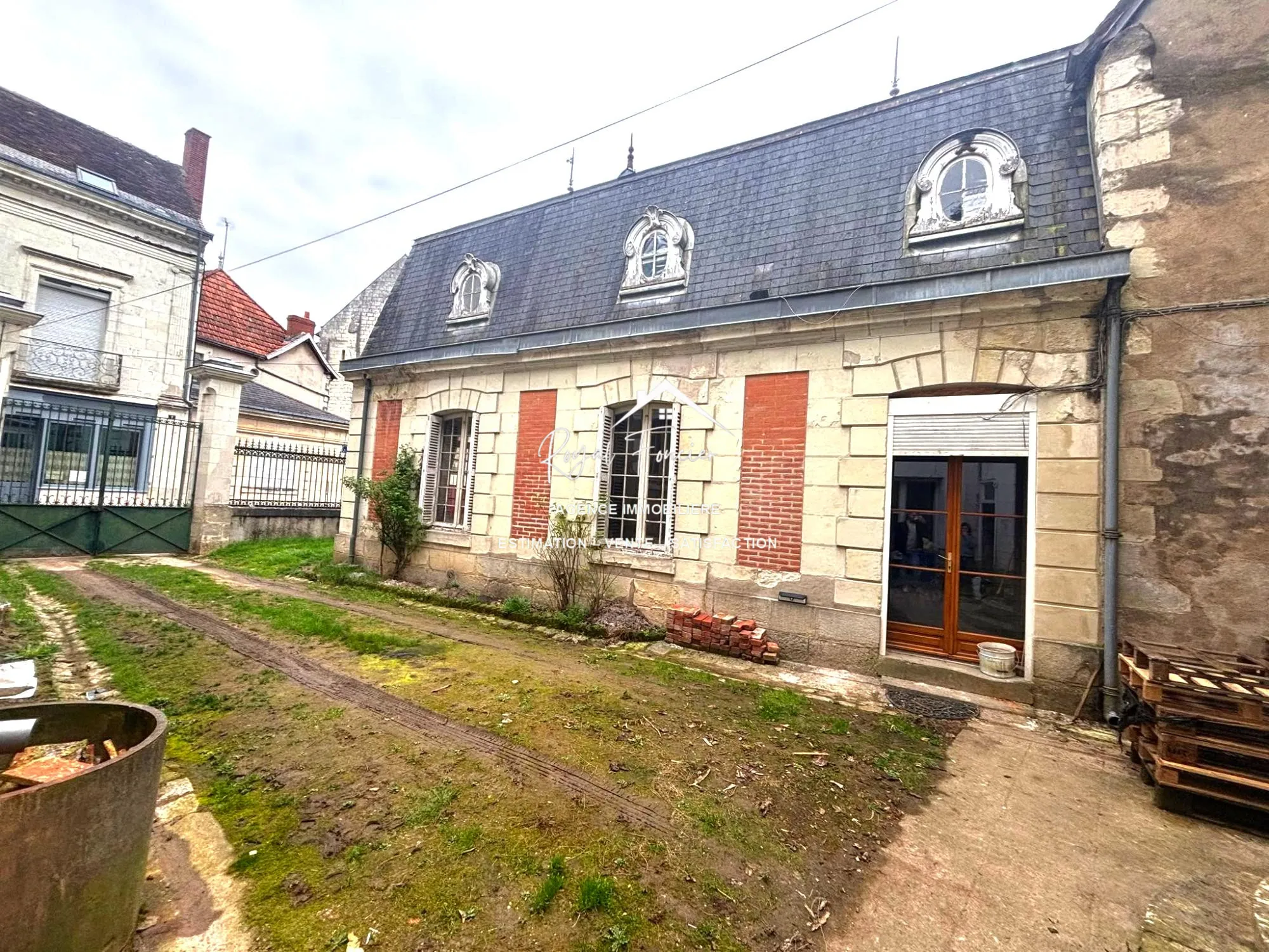 Maison ancienne + Immeuble de rapport à restaurer  Ensemble immobilier à rénover avec maison ancienne et immeuble à Preuilly-sur-Claise 