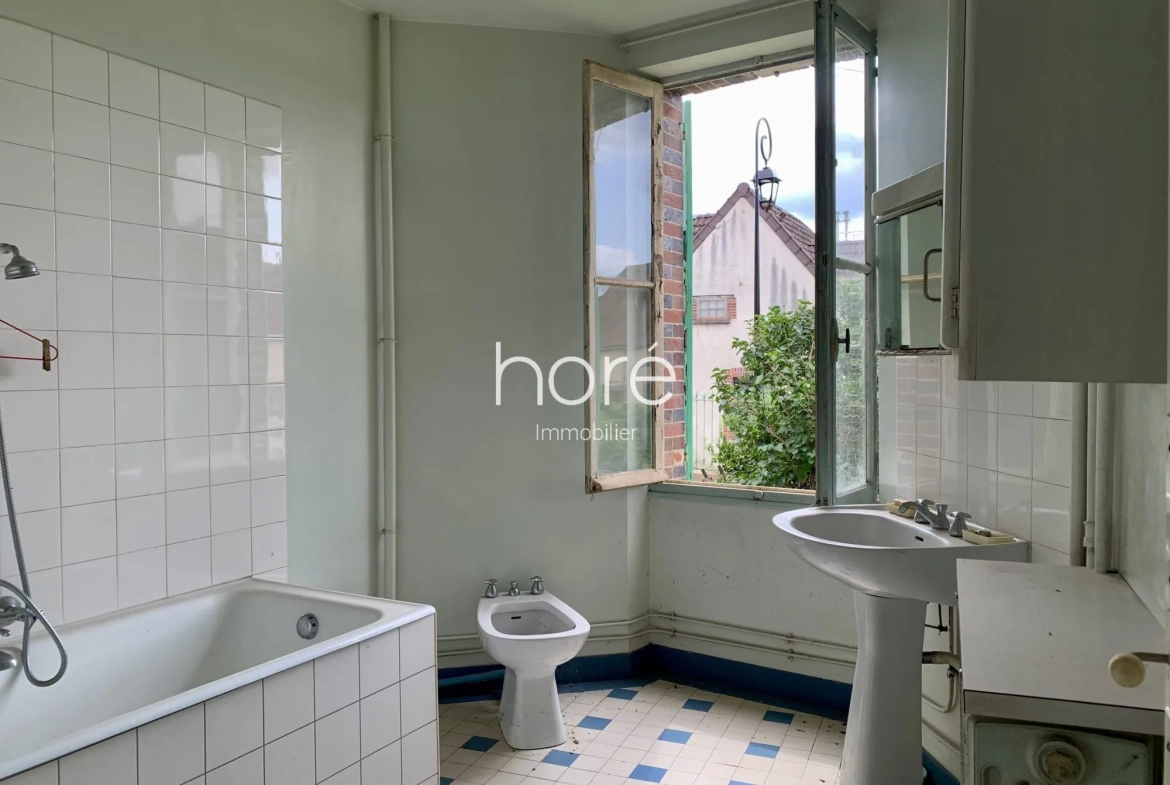 Maison ancienne à rénover avec jardin et dépendances à Dixmont 89500 