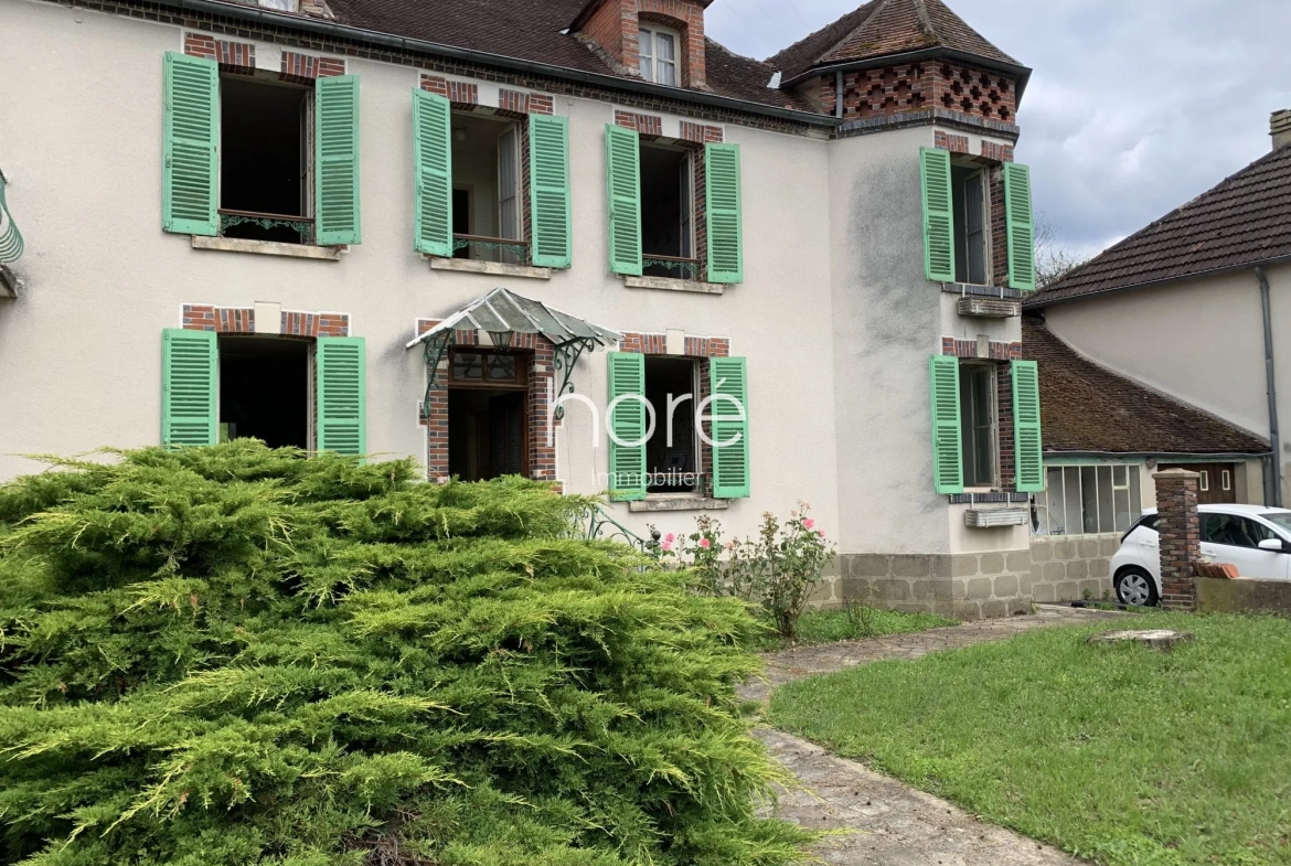 Maison ancienne à rénover avec jardin et dépendances à Dixmont 89500 