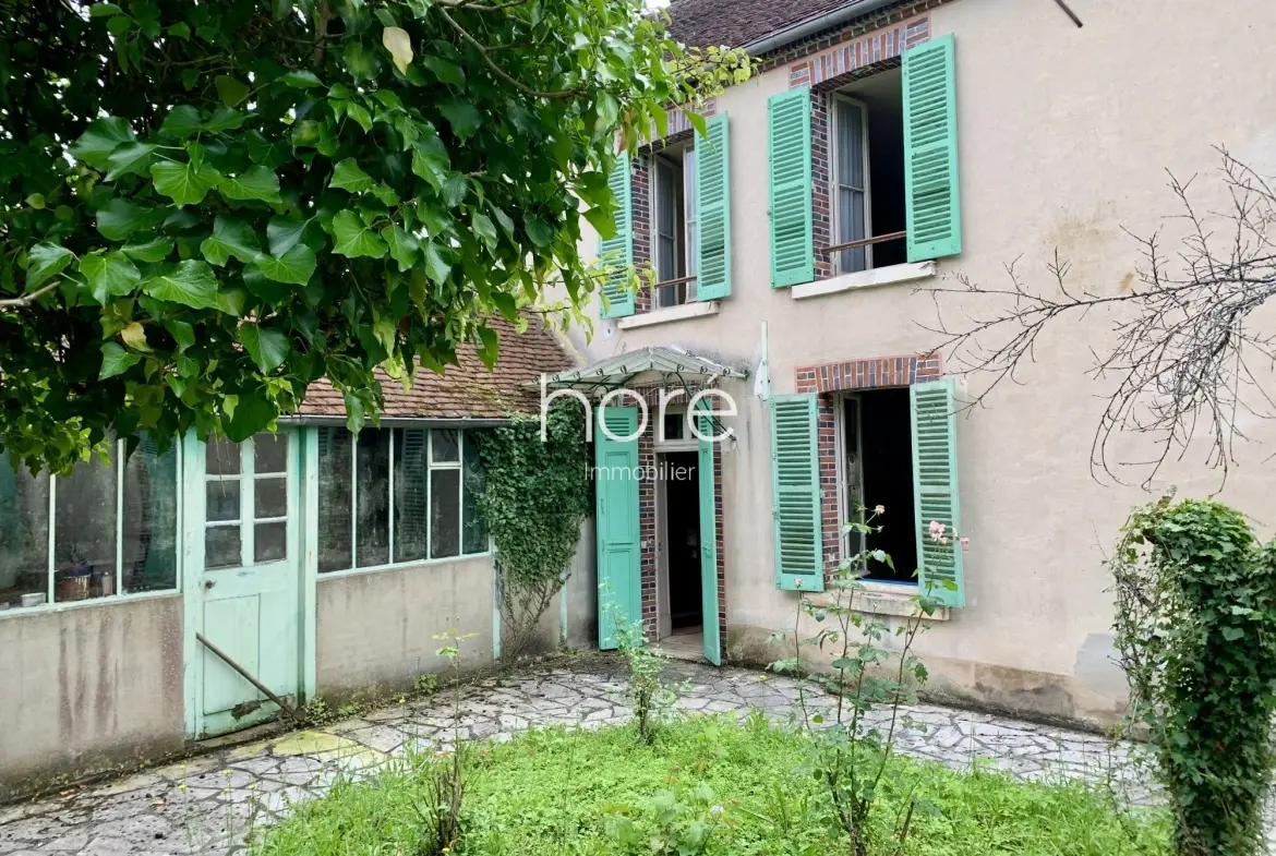 Maison ancienne à rénover avec jardin et dépendances à Dixmont 89500 