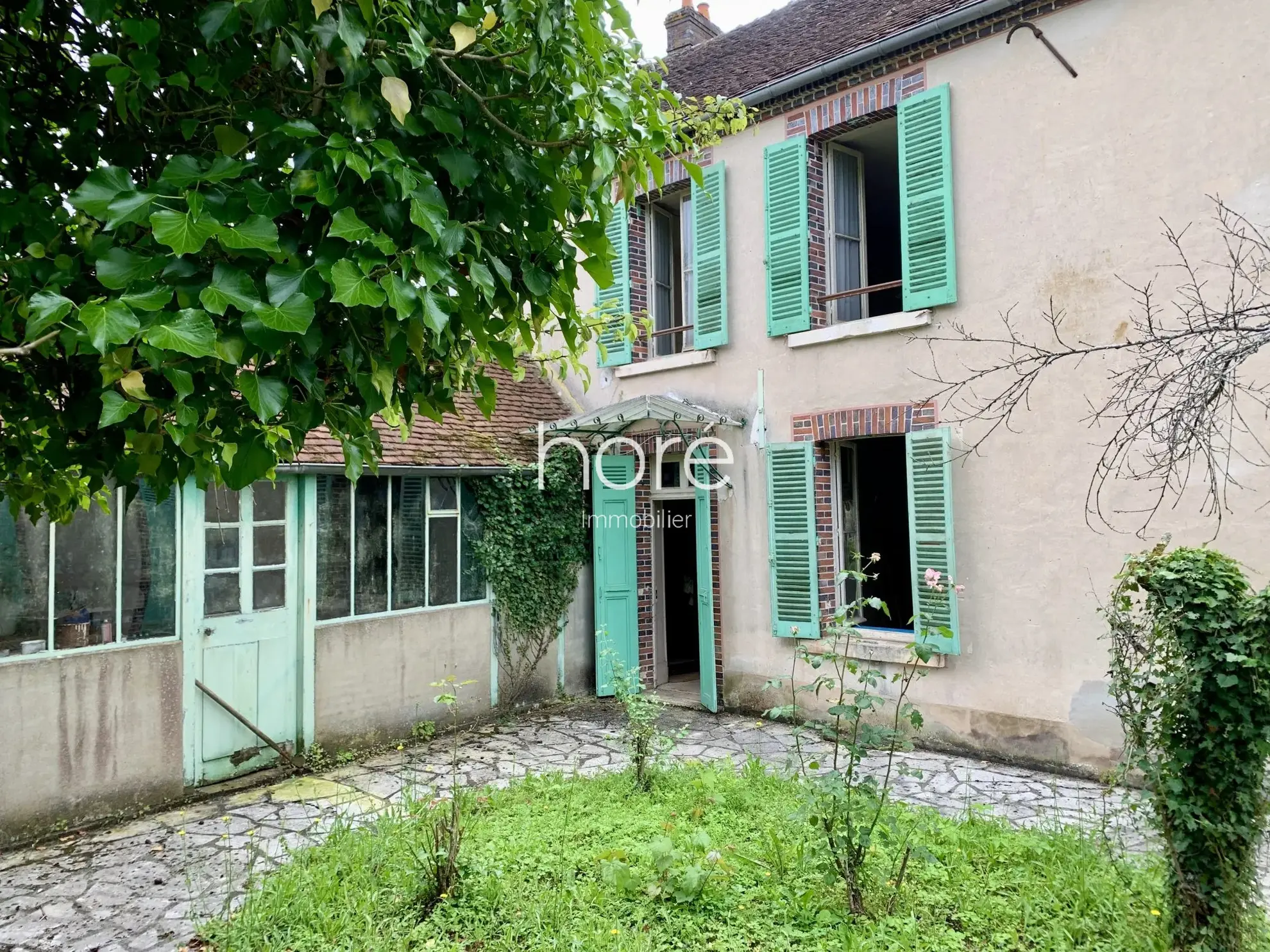Maison ancienne à rénover avec jardin et dépendances à Dixmont 89500 