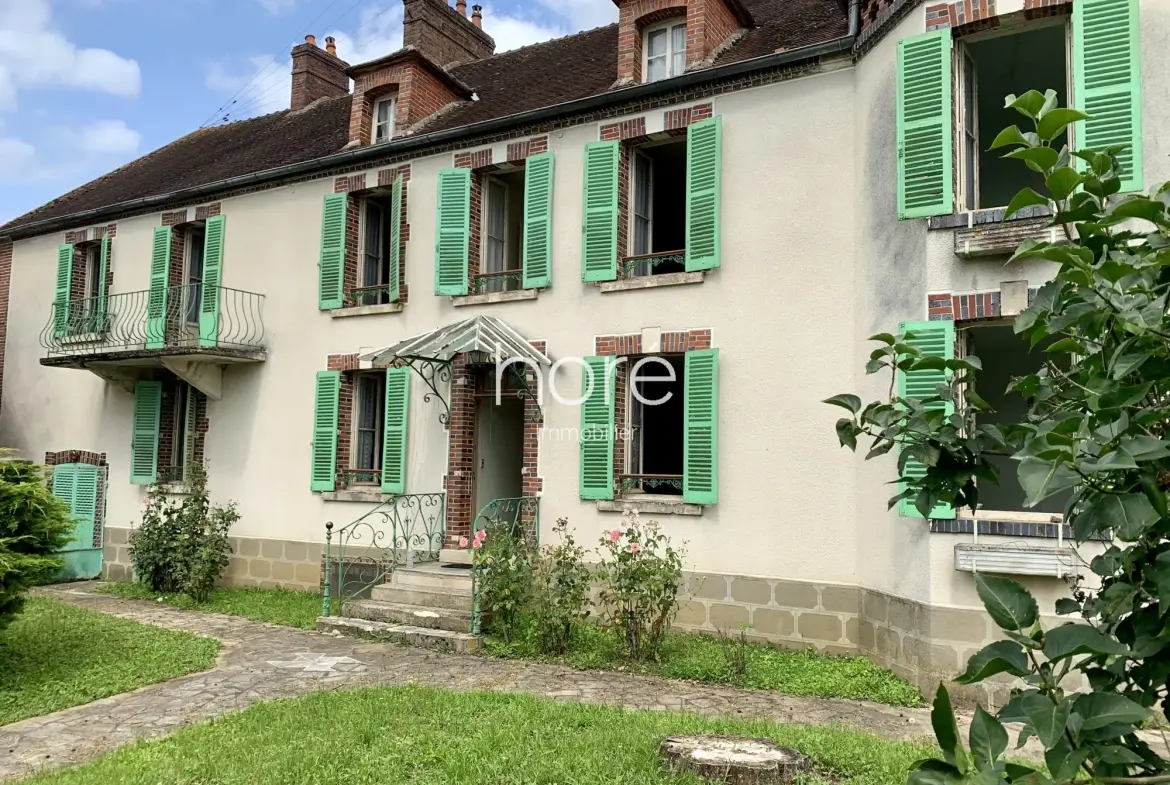 Maison ancienne à rénover avec jardin et dépendances à Dixmont 89500 