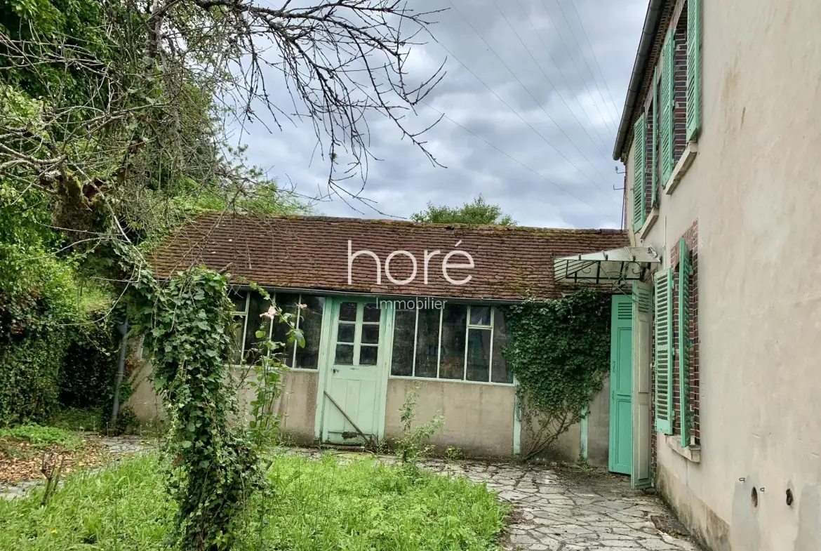 Maison ancienne à rénover avec jardin et dépendances à Dixmont 89500 