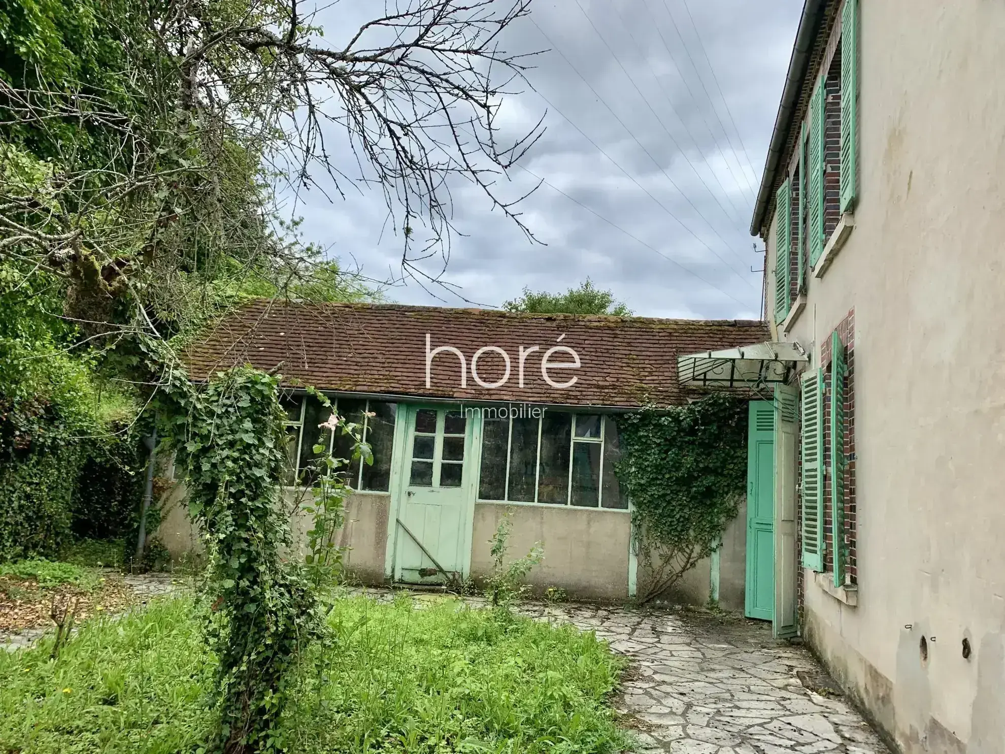 Maison ancienne à rénover avec jardin et dépendances à Dixmont 89500 