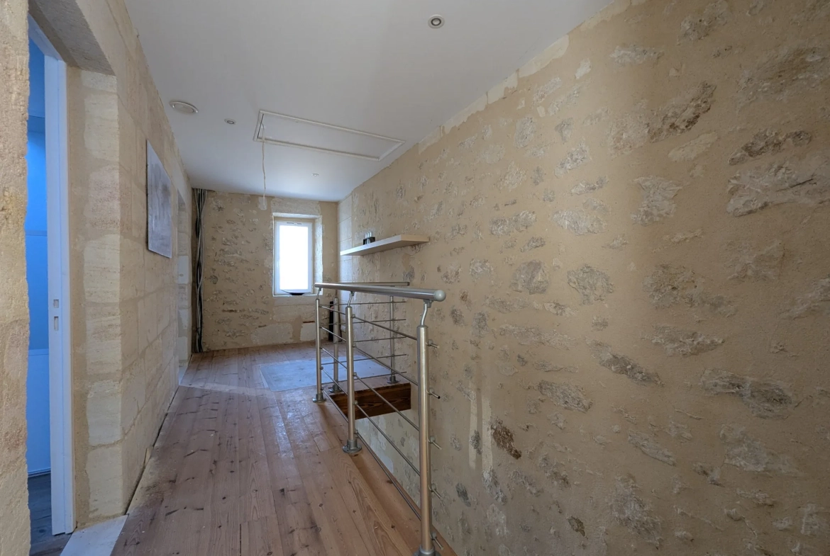 Maison en pierre avec grand potentiel à La Riviere, proche Libourne 