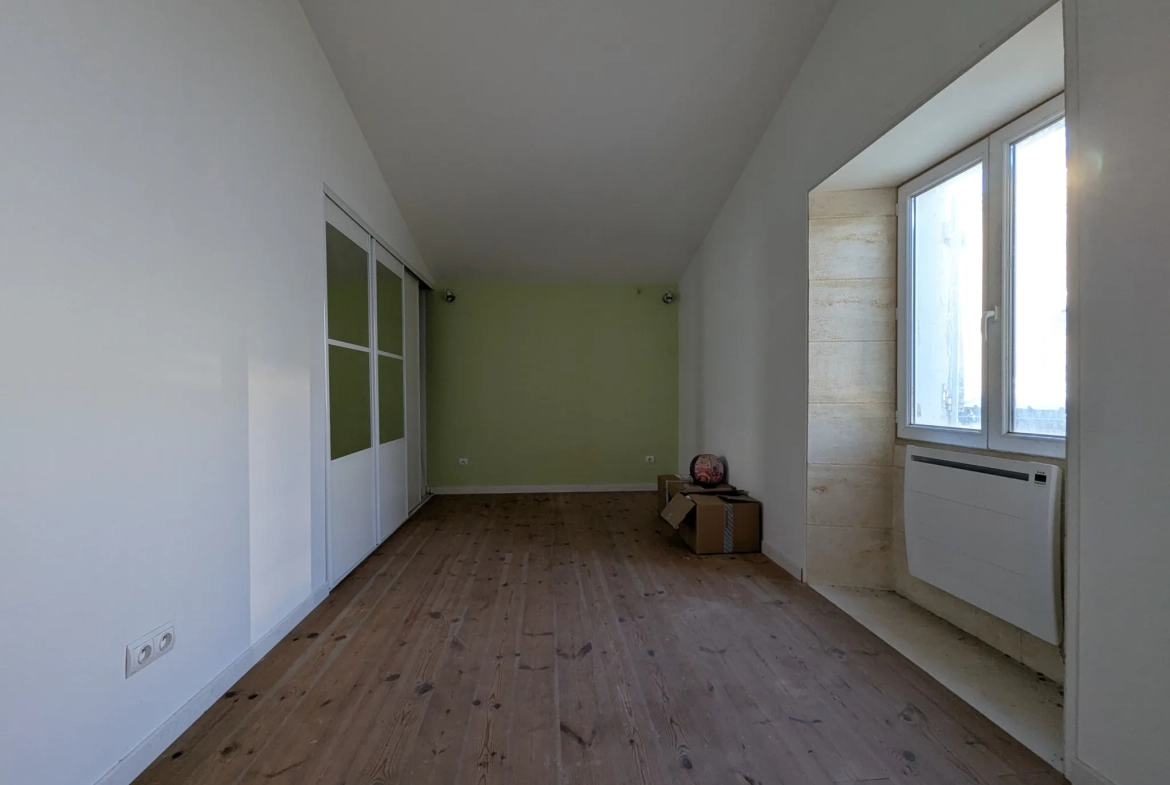 Maison en pierre avec grand potentiel à La Riviere, proche Libourne 