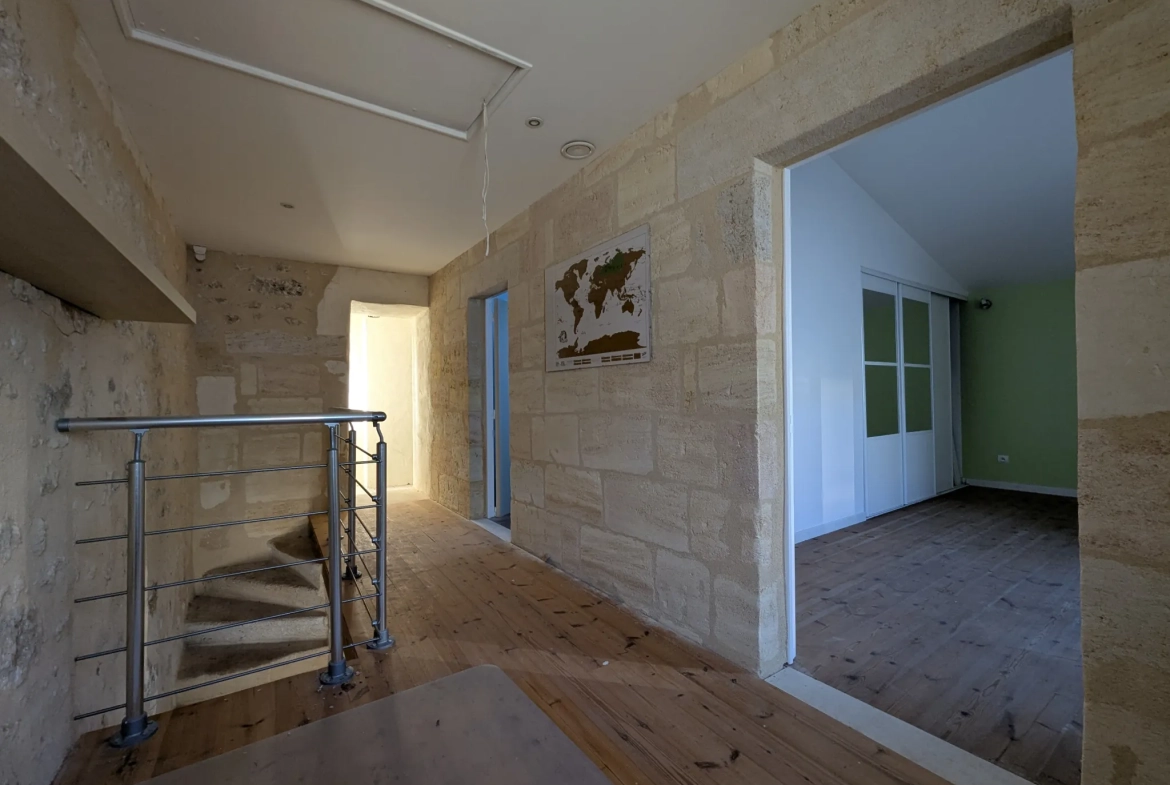 Maison en pierre avec grand potentiel à La Riviere, proche Libourne 