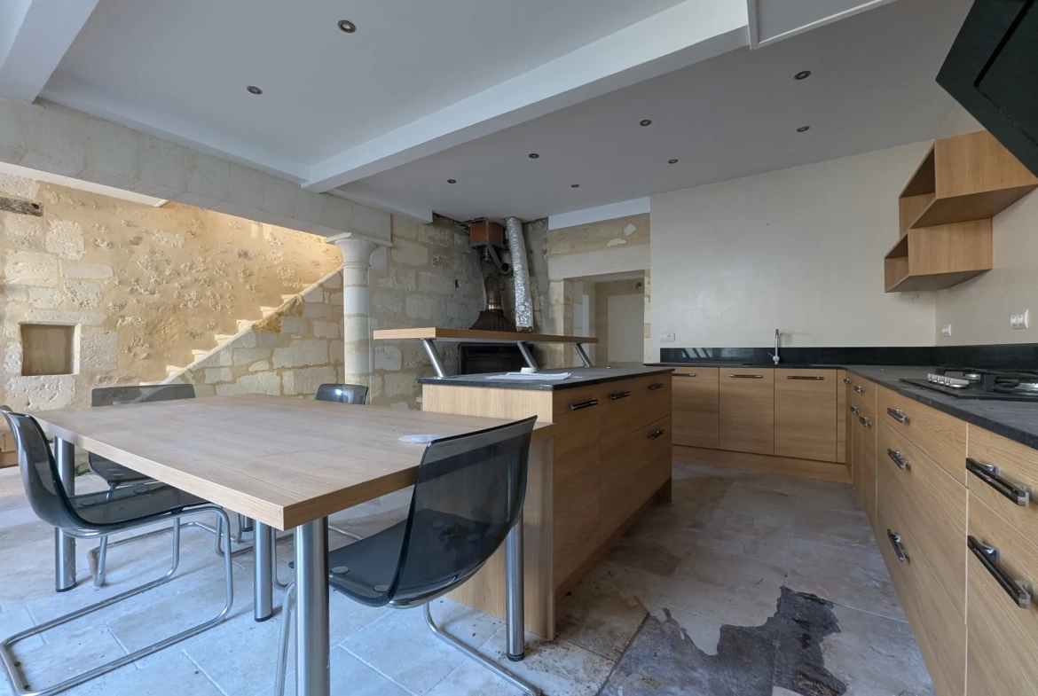 Maison en pierre avec grand potentiel à La Riviere, proche Libourne 