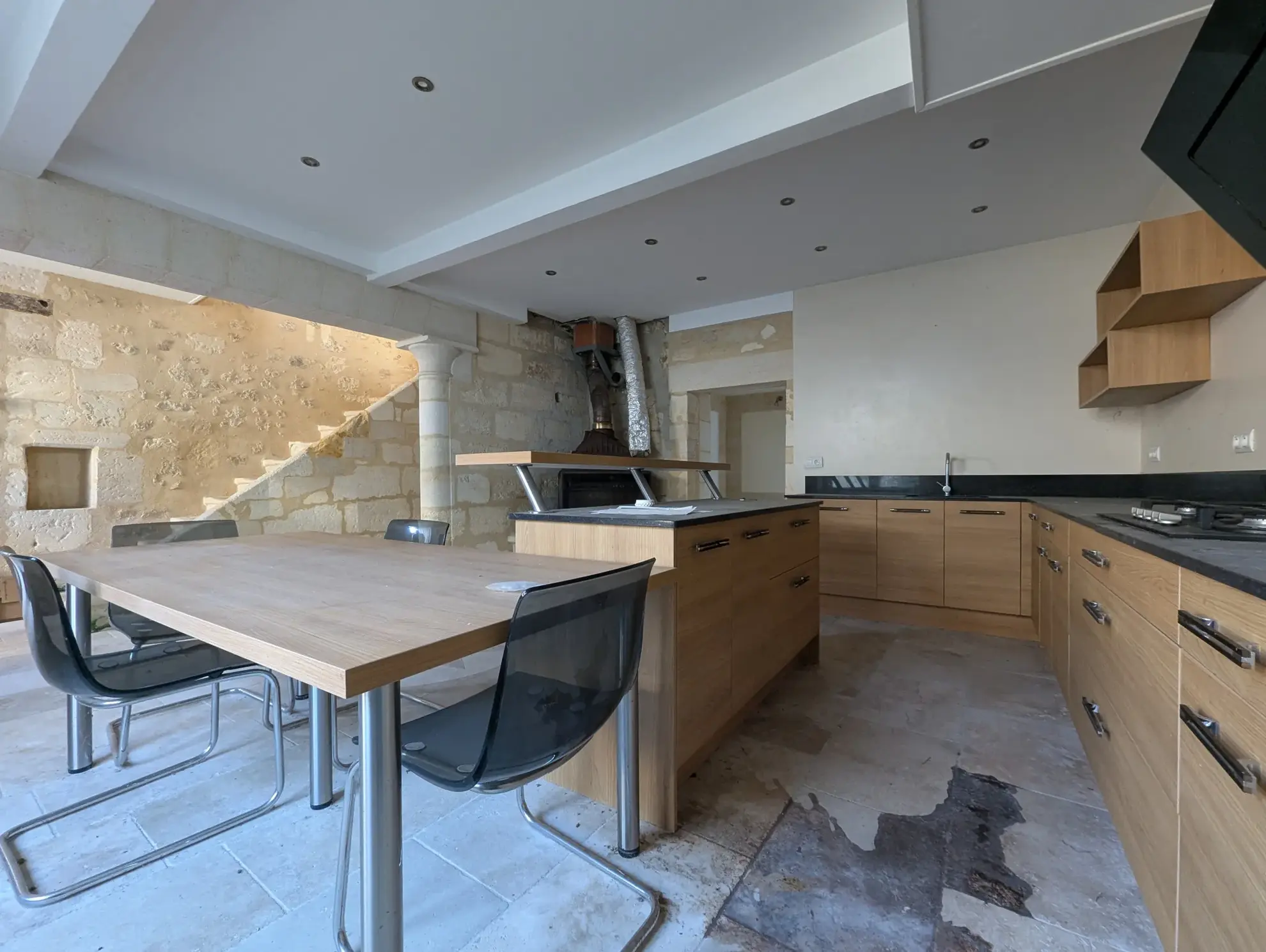 Maison en pierre avec grand potentiel à La Riviere, proche Libourne 