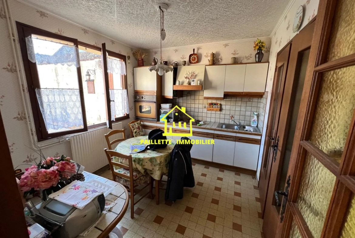 Maison mitoyenne à Fécamp de 75 m² avec terrasse et potentiel d'aménagement 