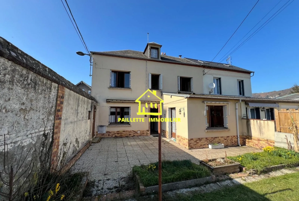Maison mitoyenne à Fécamp de 75 m² avec terrasse et potentiel d'aménagement 