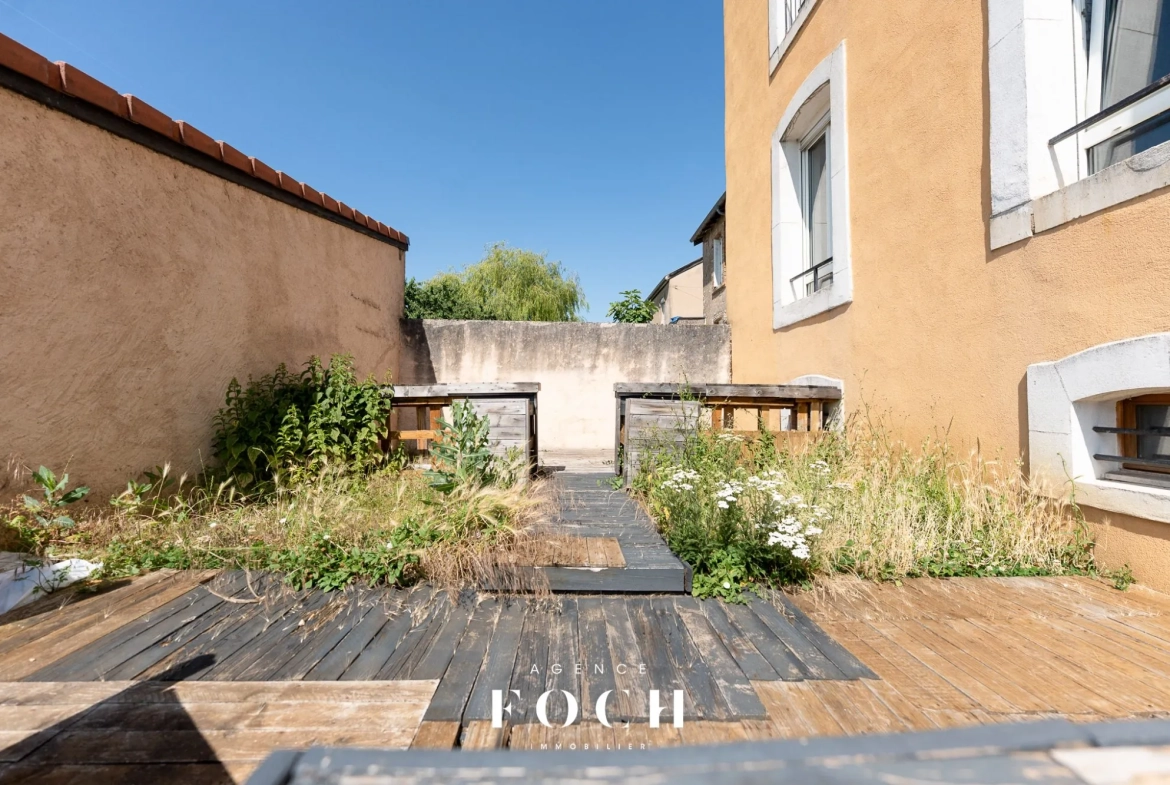 Superbe appartement avec jardin, terrasse et garage à Écrouves 