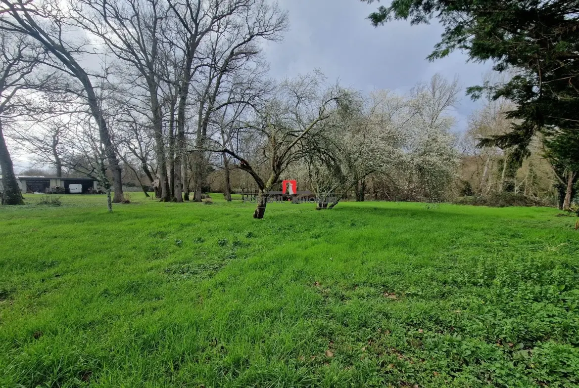 Maison à rénover à 5 min de l'A10 avec grand jardin et grange, idéal potentiel d'aménagement 
