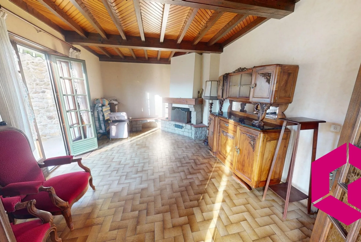 Maison à vendre au centre de Luriecq avec terrain et dépendance 