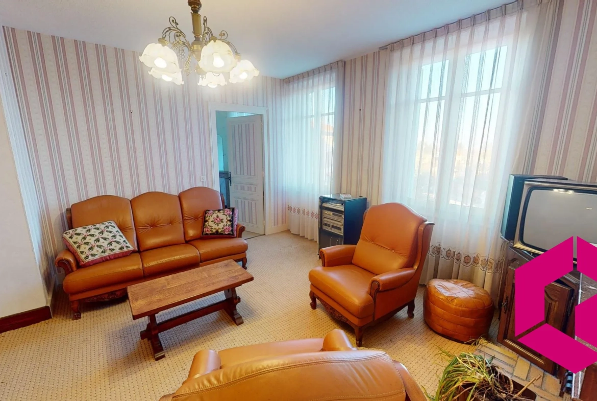Maison à vendre au centre de Luriecq avec terrain et dépendance 