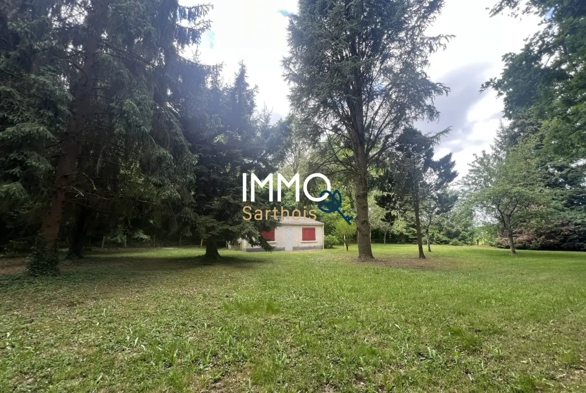 Terrain de loisirs de 3 400 m² à Mansigné avec petit bâtiment 