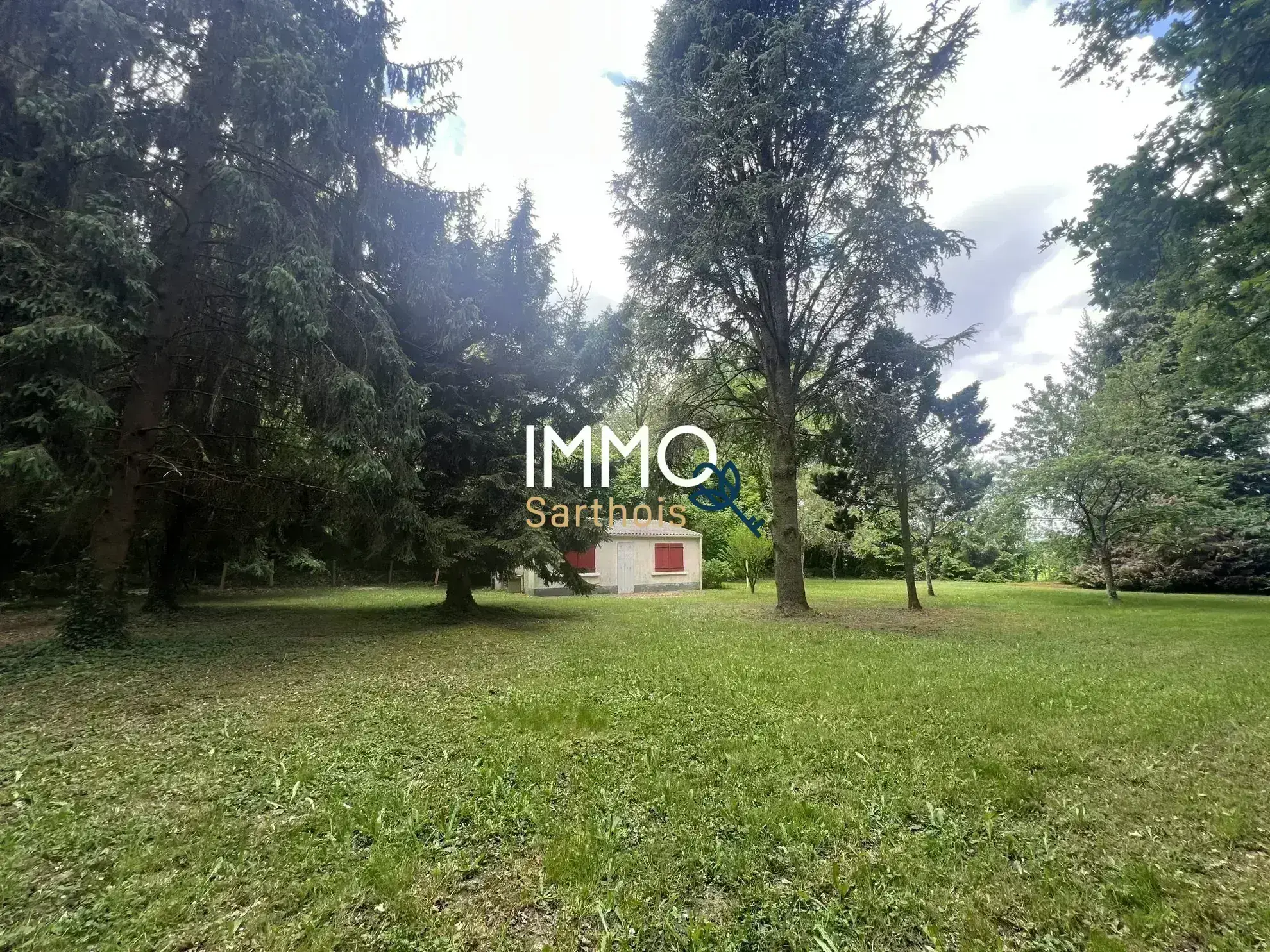 Terrain de loisirs de 3 400 m² à Mansigné avec petit bâtiment 